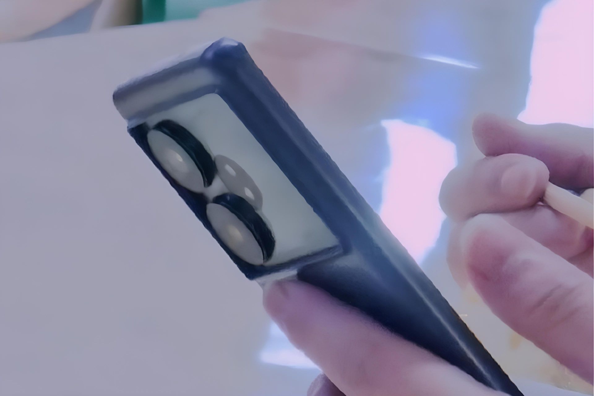 پنل پشتی گوشی ریلمی GT 6 Neo SE در دستان یک شخص غیر رسمی