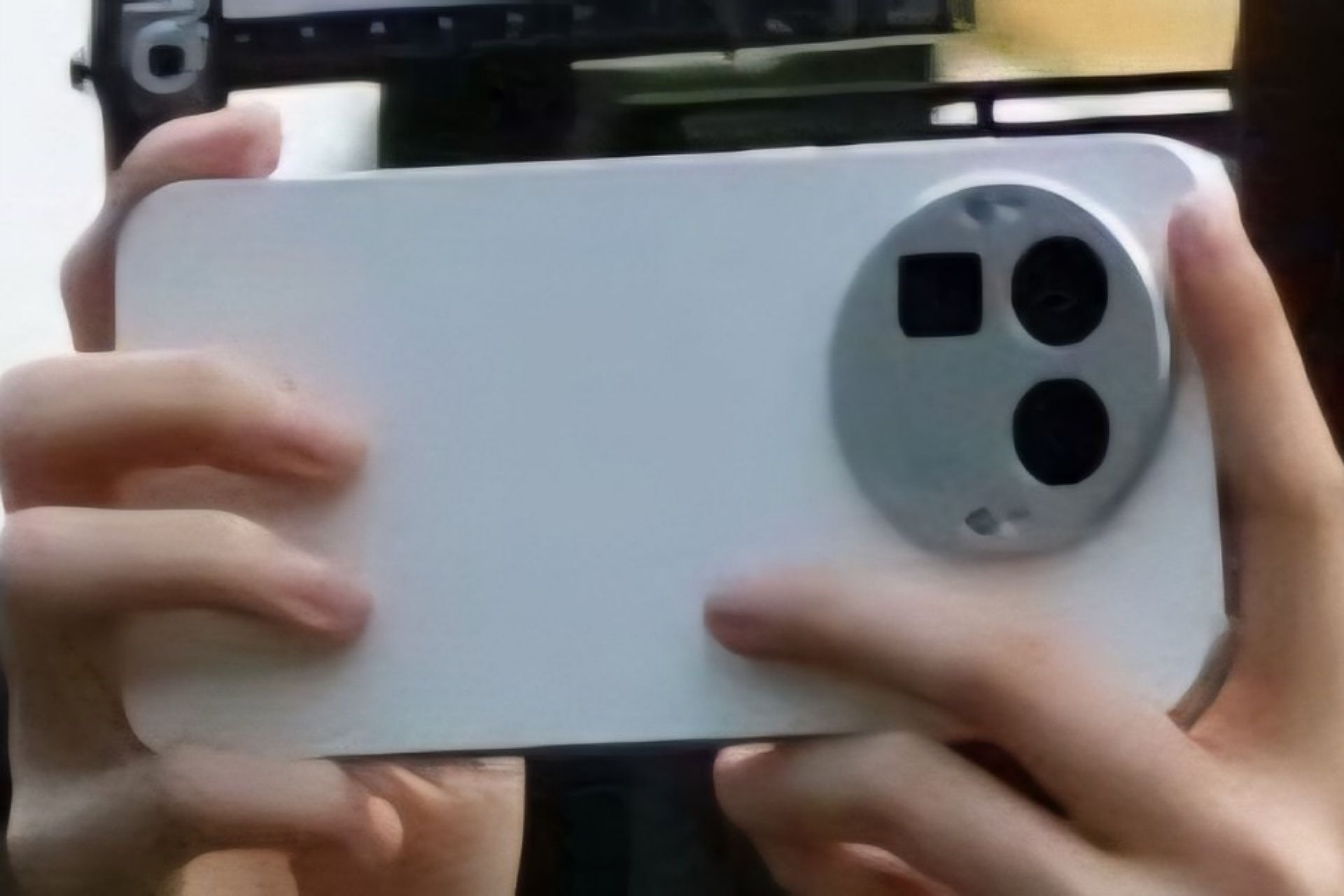 تصویر منتسب‌به ریلمی GT 8 Pro در دستان کاربر