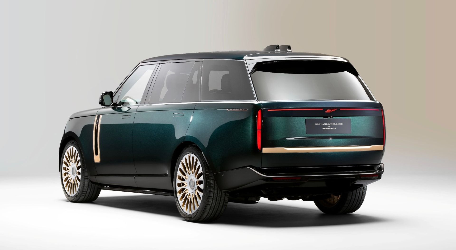 نمای سه‌چهارم عقب کابین خودرو رنج روور SV هالند اند هالند