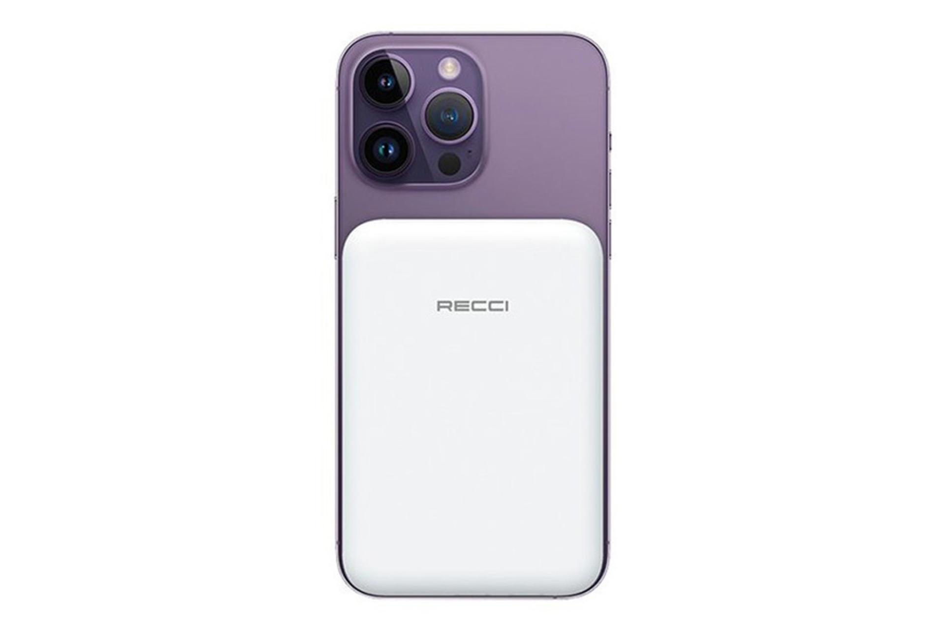 ابعاد پاور بانک رسی Recci RPB-W09 10000mAh در کنار موبایل