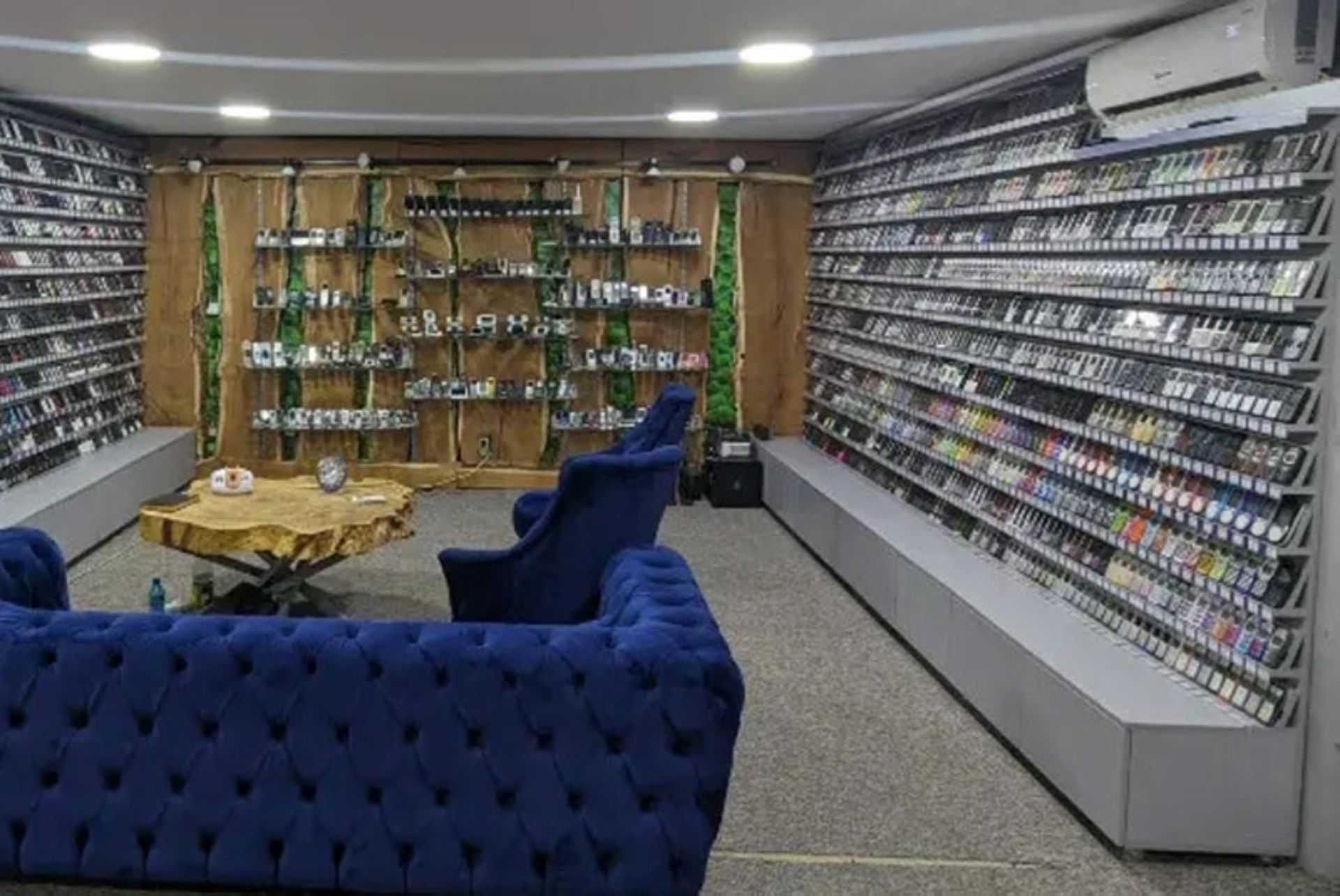 اتاق بزرگترین مجموعه تلفن‌های همراه بر اساس رکوردهای گینس متعلق به آندری بیلبی آرجنتیس  که دو دیوار روبرو با گوشی پر شده