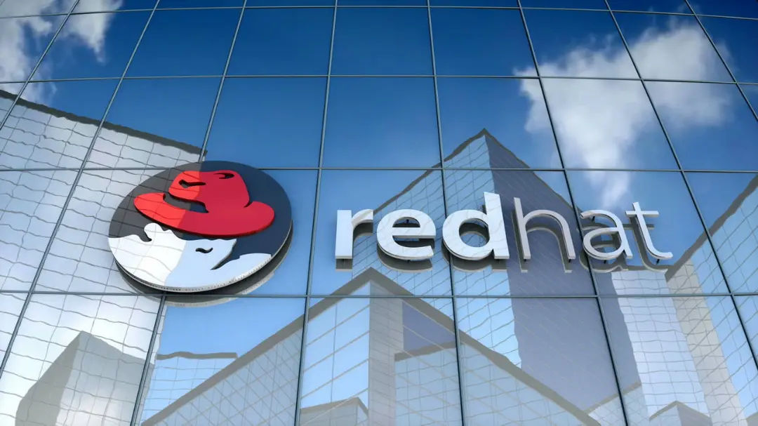لوگوی شرکت رد هت (Red Hat) روی نمای شیشه‌ای ساختمان