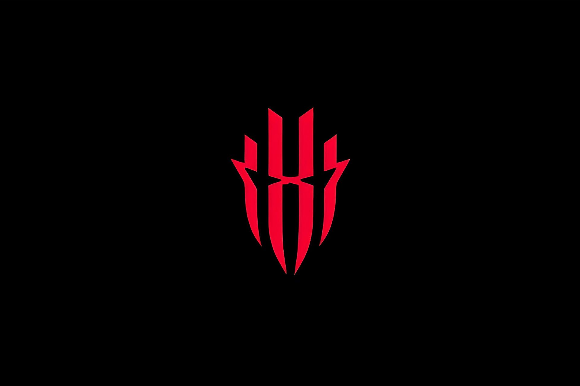 لوگو ردمجیک در پس‌زمینه‌ی مشکی