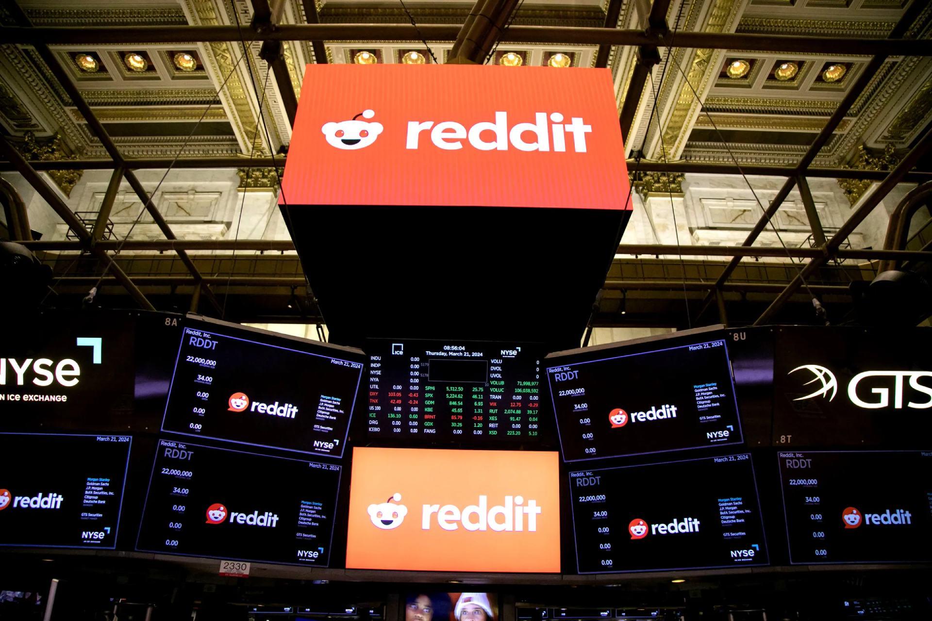 تابلو بازار سهام درحال نمایش لوگو ردیت