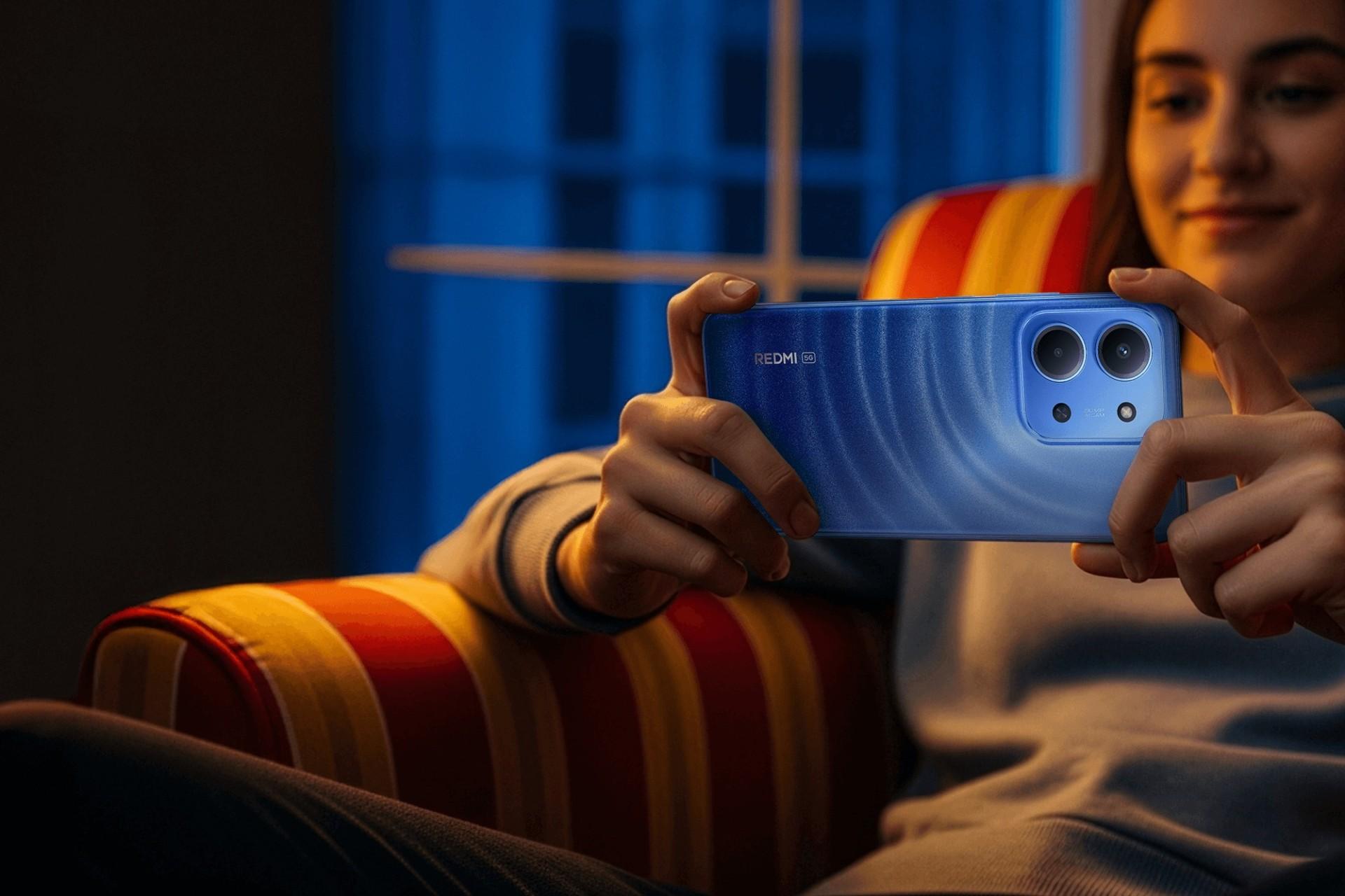 نمایش پنل پشت گوشی ردمی 15C شیائومی در دست یک شخص