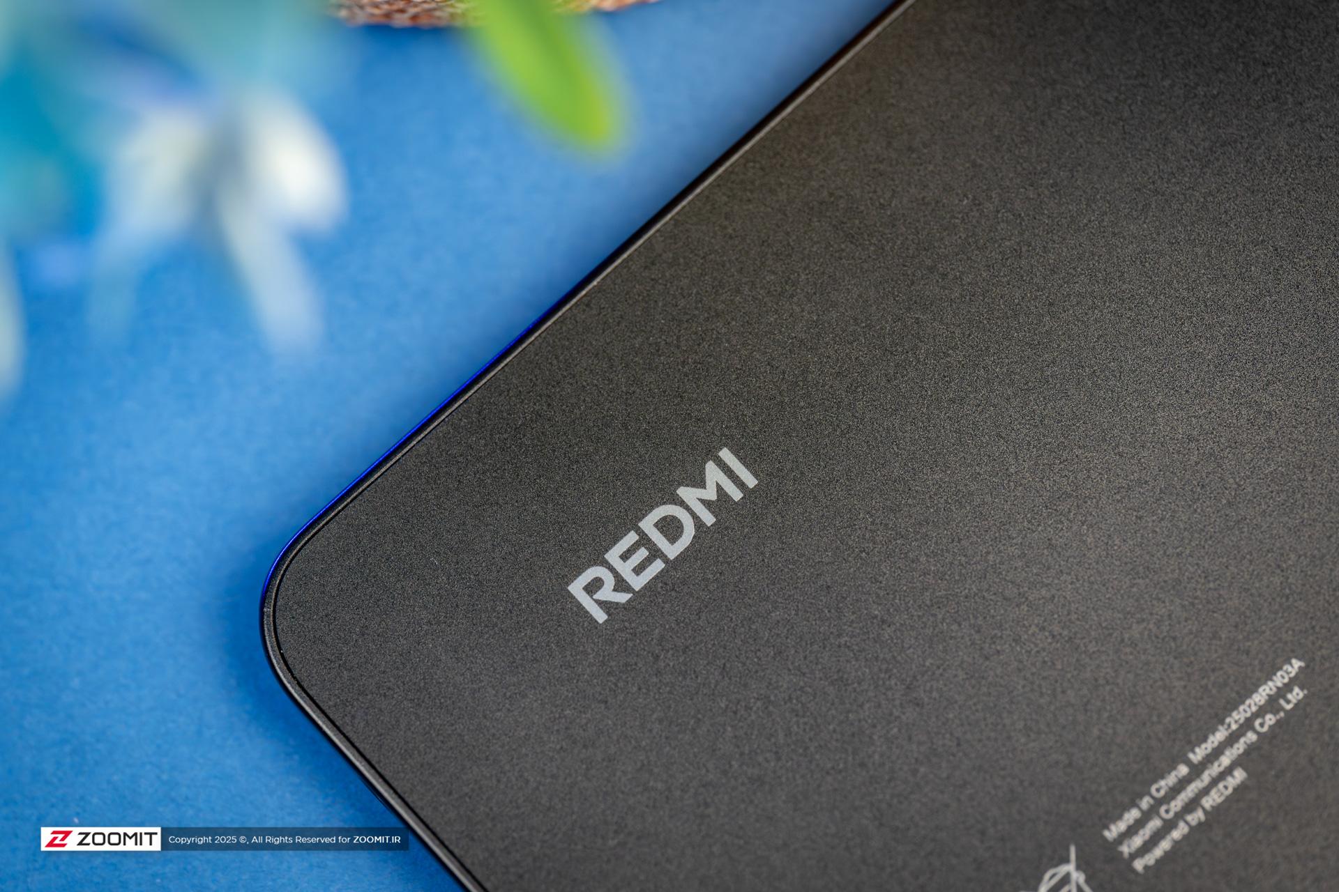 لوگو Redmi در پشت گوشی