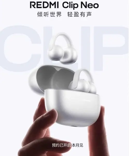 هدفون بی‌سیم ردمی (Redmi Clip Neo) سفید رنگ در کنار کیس شارژ