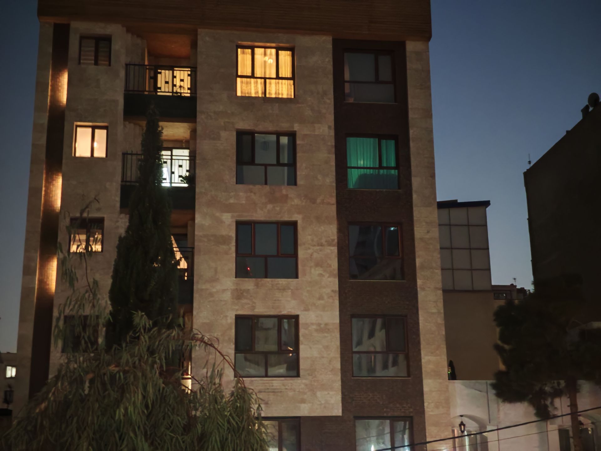 نمای ساختمان با زوم در شب
