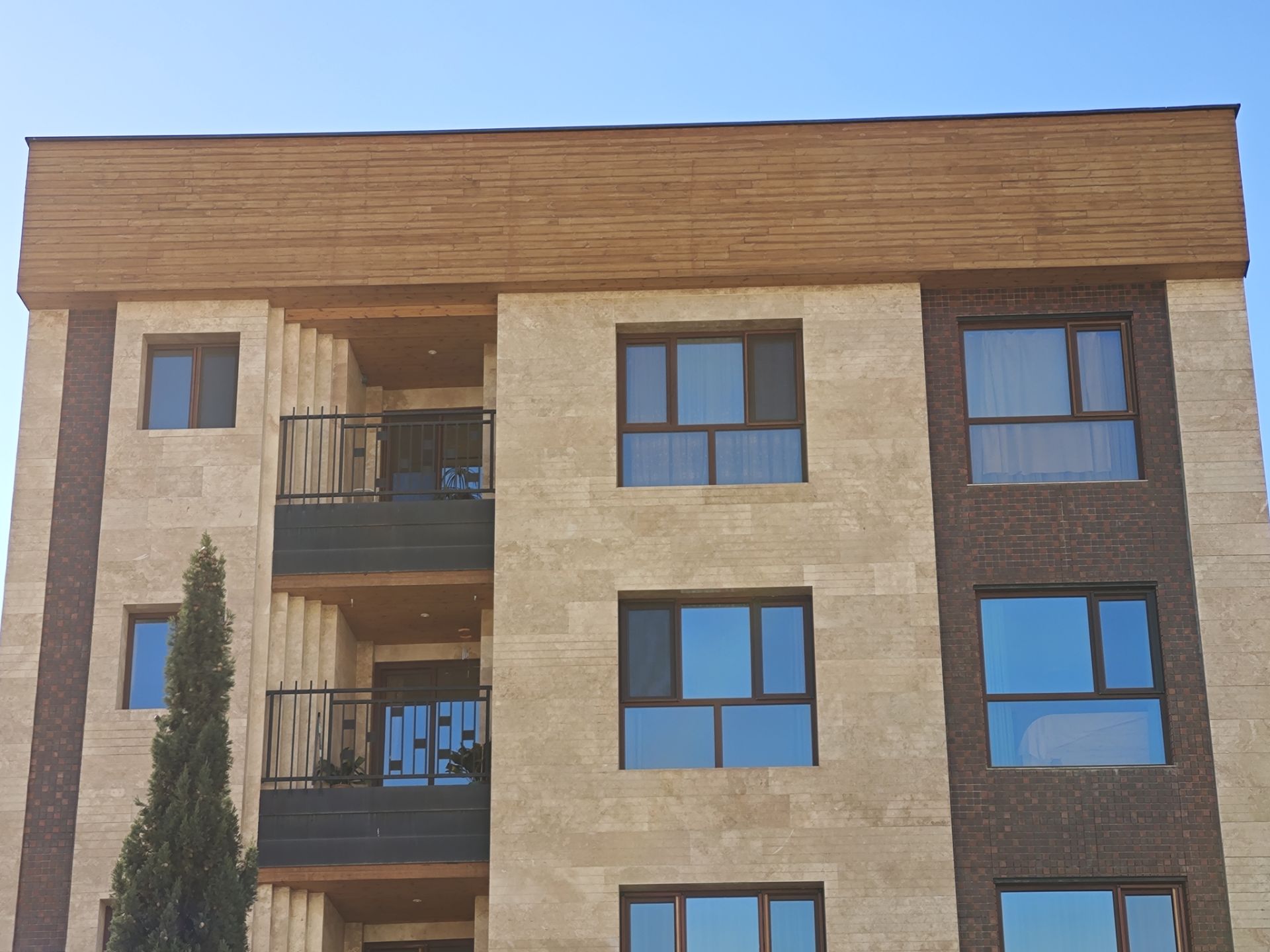 نمای زوم به روی ساختمان با رنگ کرمی و قهوه‌ای