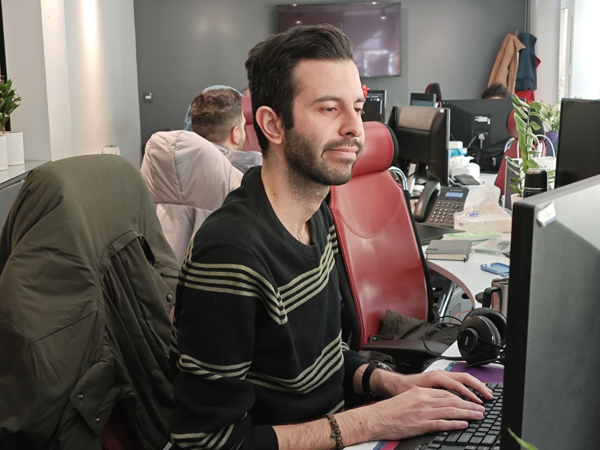 دفتر زومیت و افراد پشت میزکار