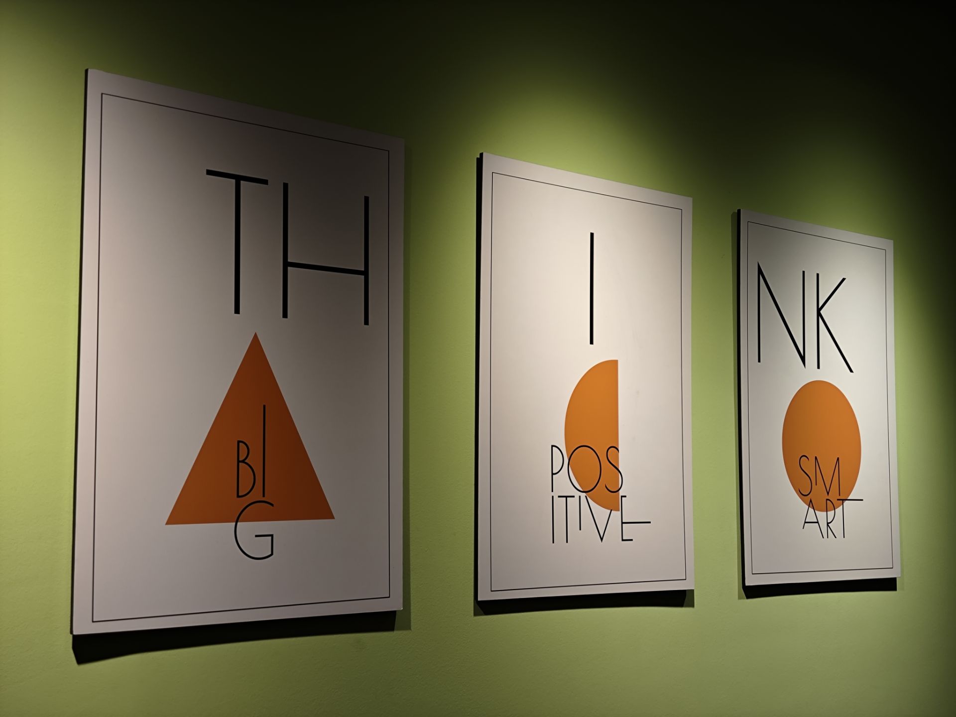 سه تابلو در کنار هم به رنگ سفید با پس‌زمینه سبز فسفری