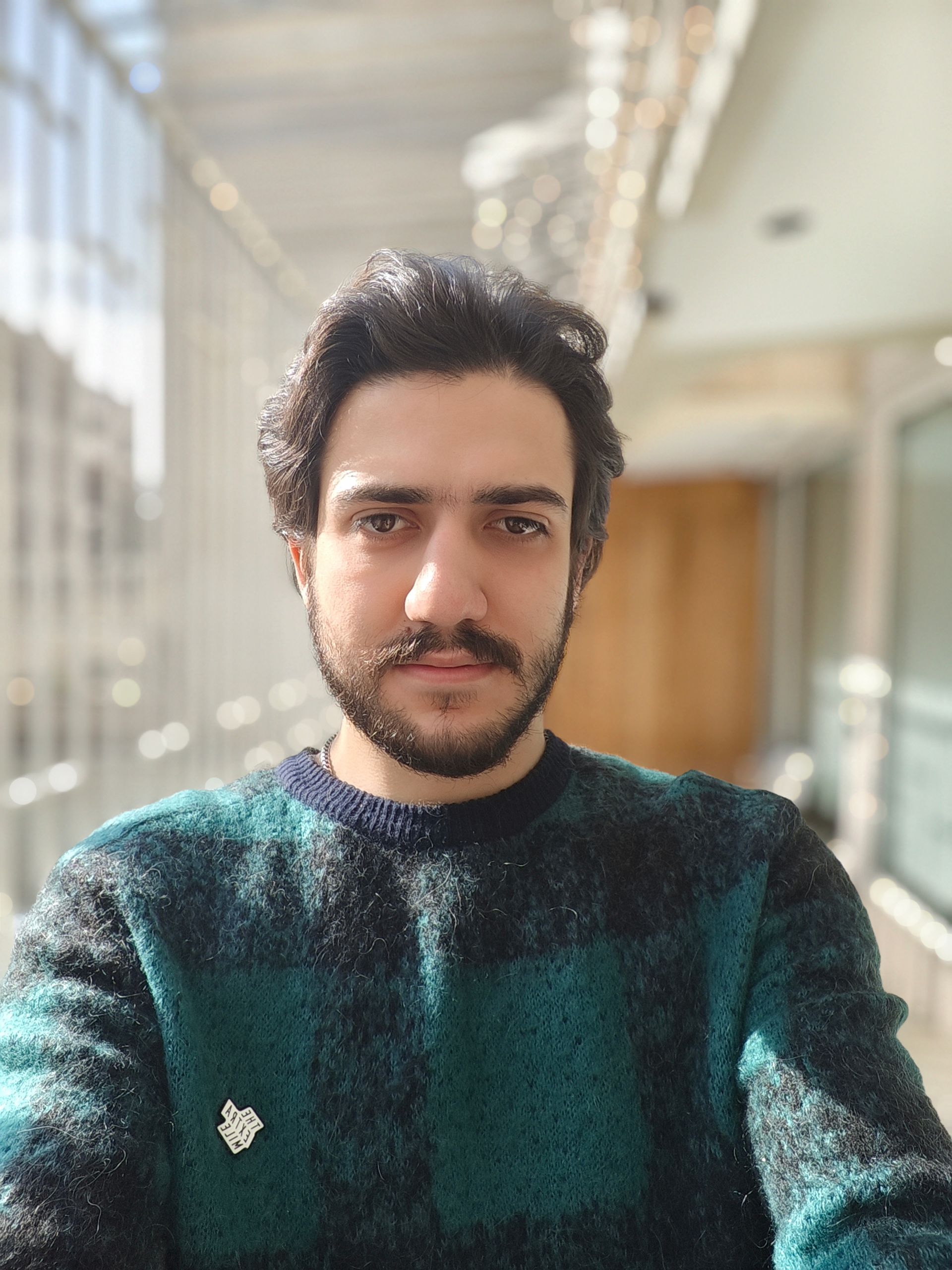 سلفی با لباس سبز و پس‌زمینه روشن