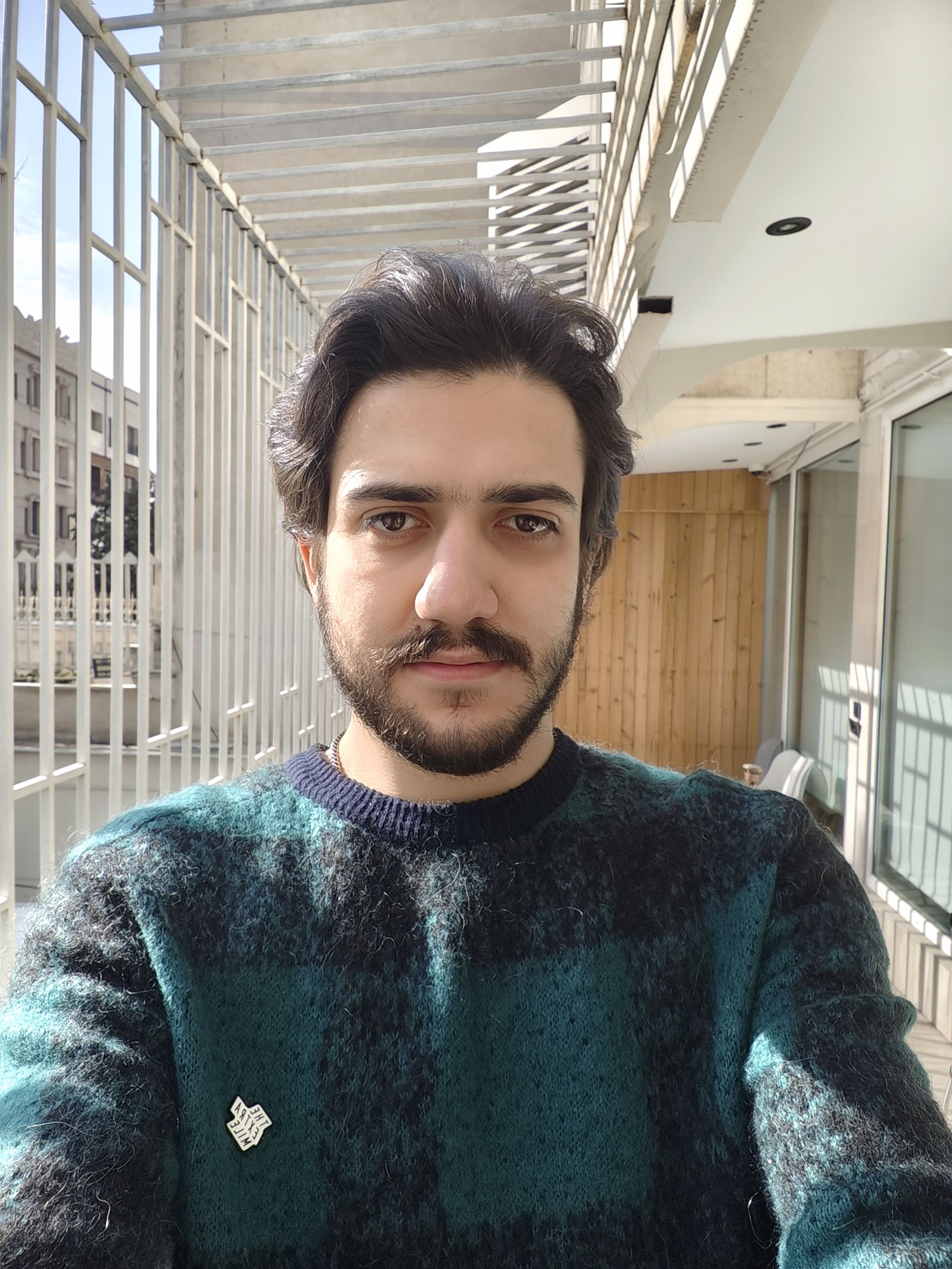 سلفی با لباس سبز و پس‌زمینه روشن