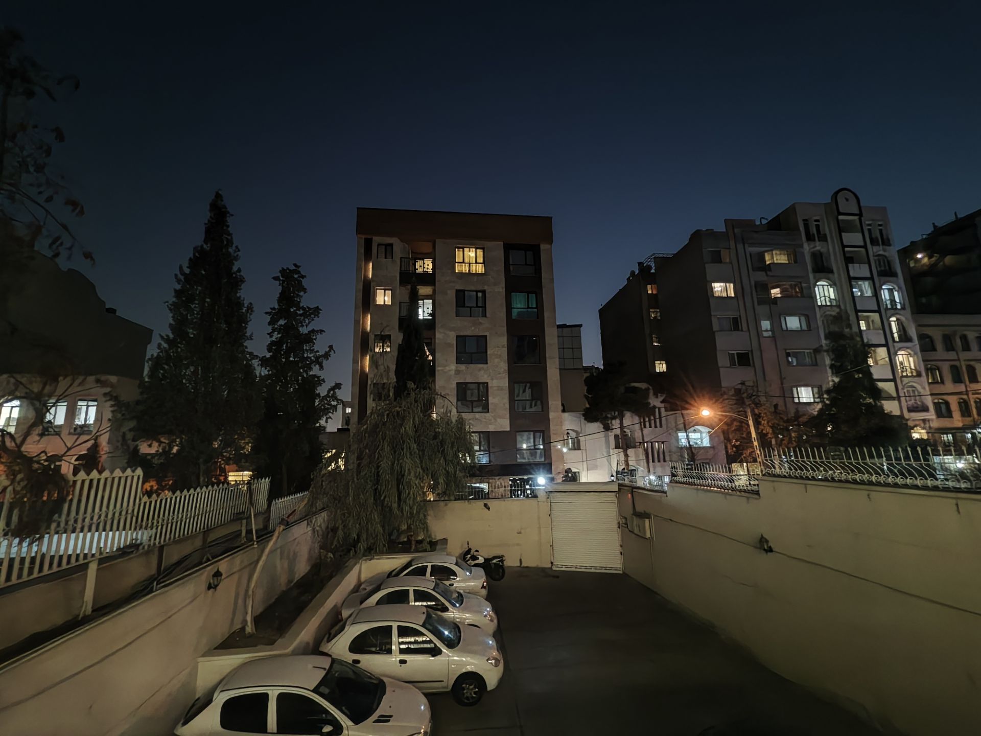 نمای ساختمان با فاصله زیاد در شب