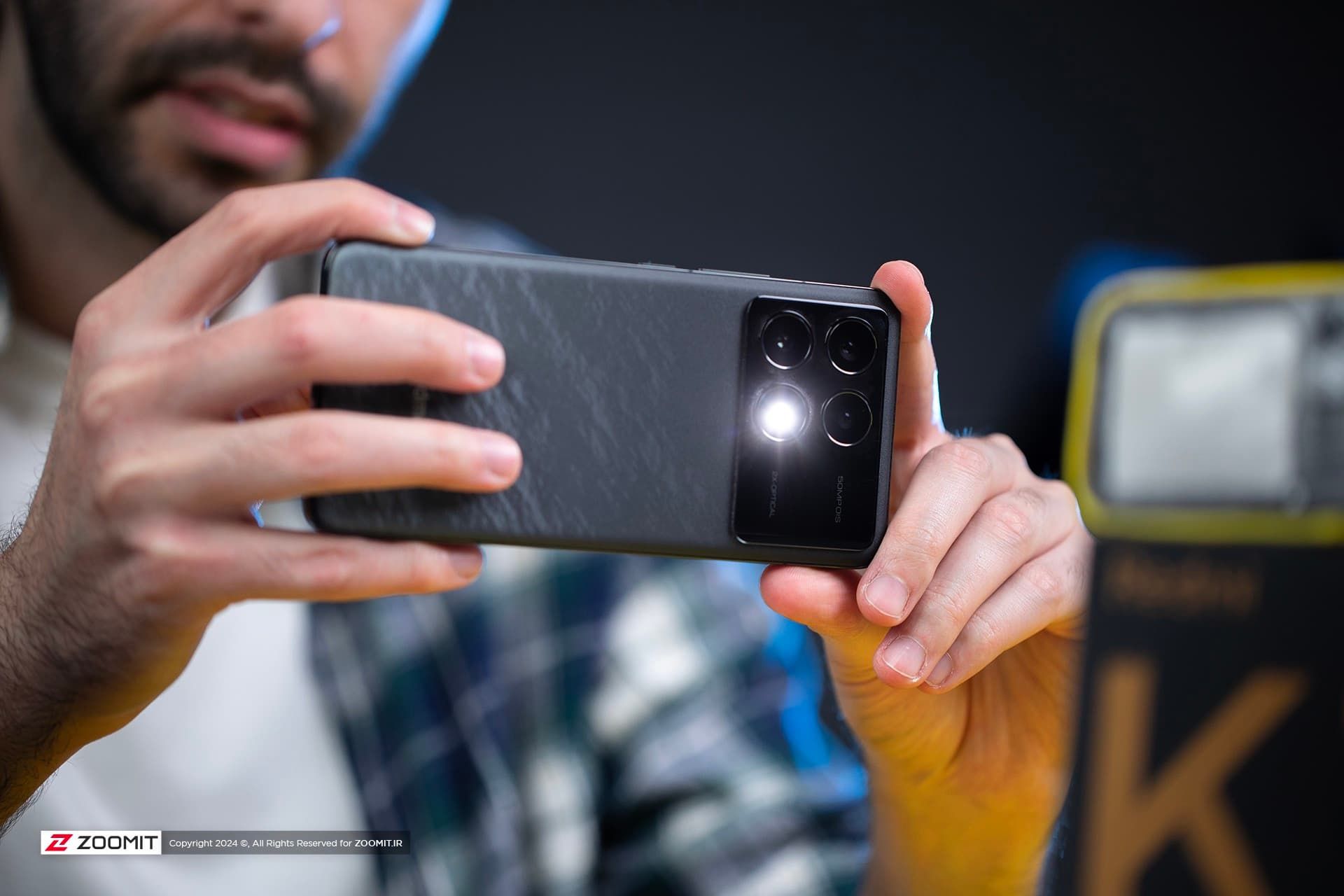 گوشی ردمی K70 پرو شیائومی در حال عکاسی نمای پشت