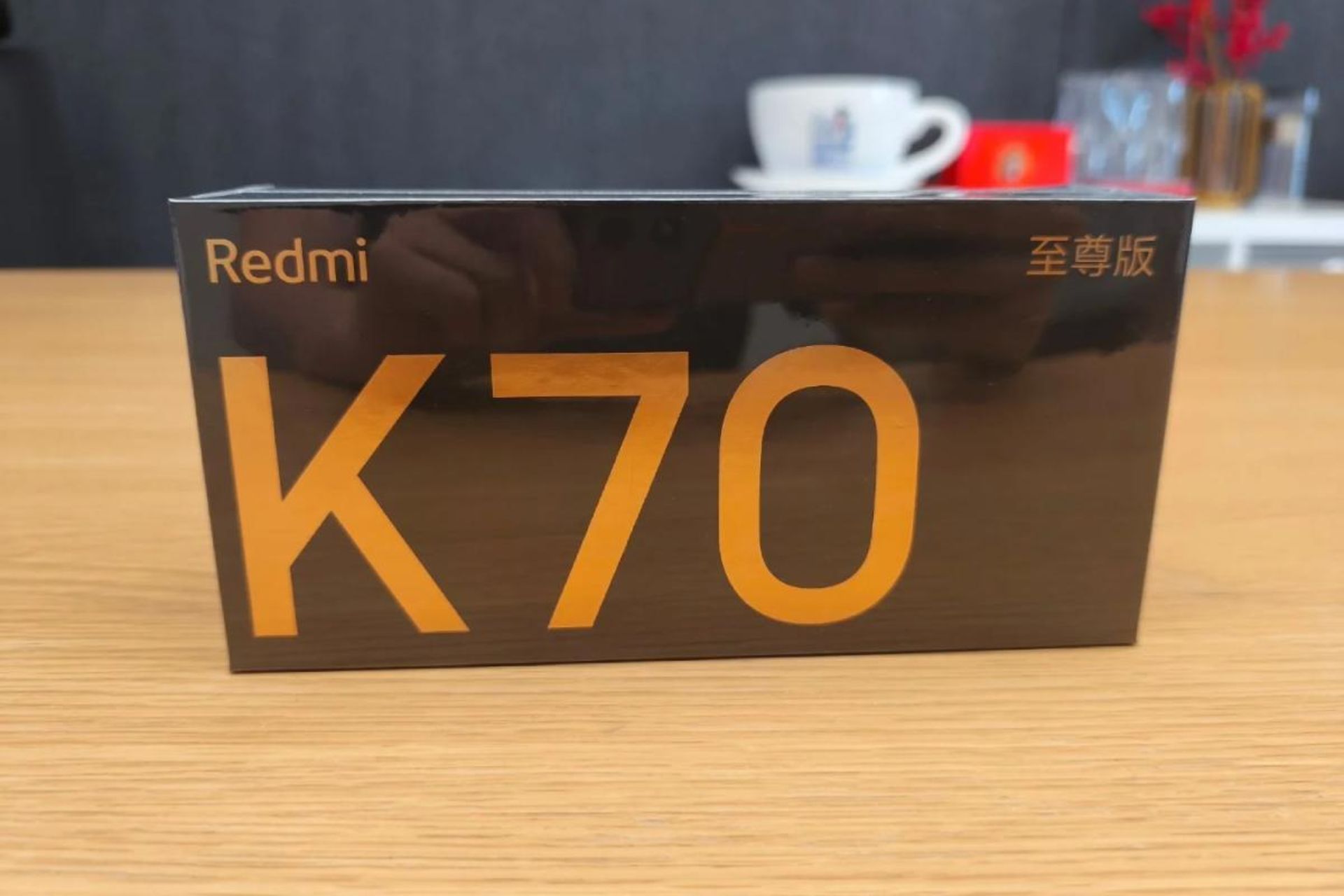 جعبه خرده فروش گوشی ردمی K70 اولترا روی میز
