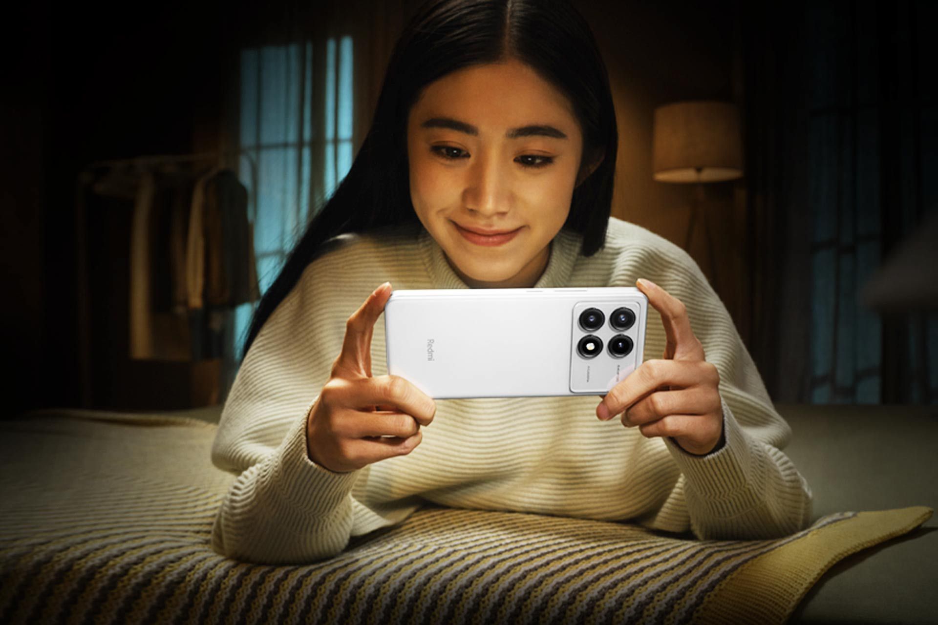 گوشی ردمی K70E شیائومی رنگ سفید در دست دختری جوان