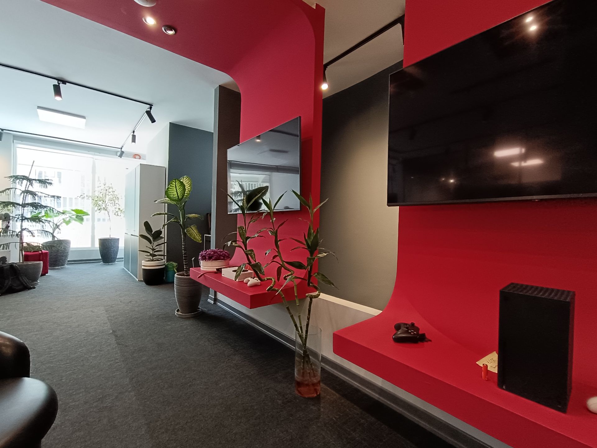 نمونه عکس ثبت شده با دوربین اولتراواید ردمی نوت ۱۲ پرو 5G در شرایط نوری چالش‌برانگیز