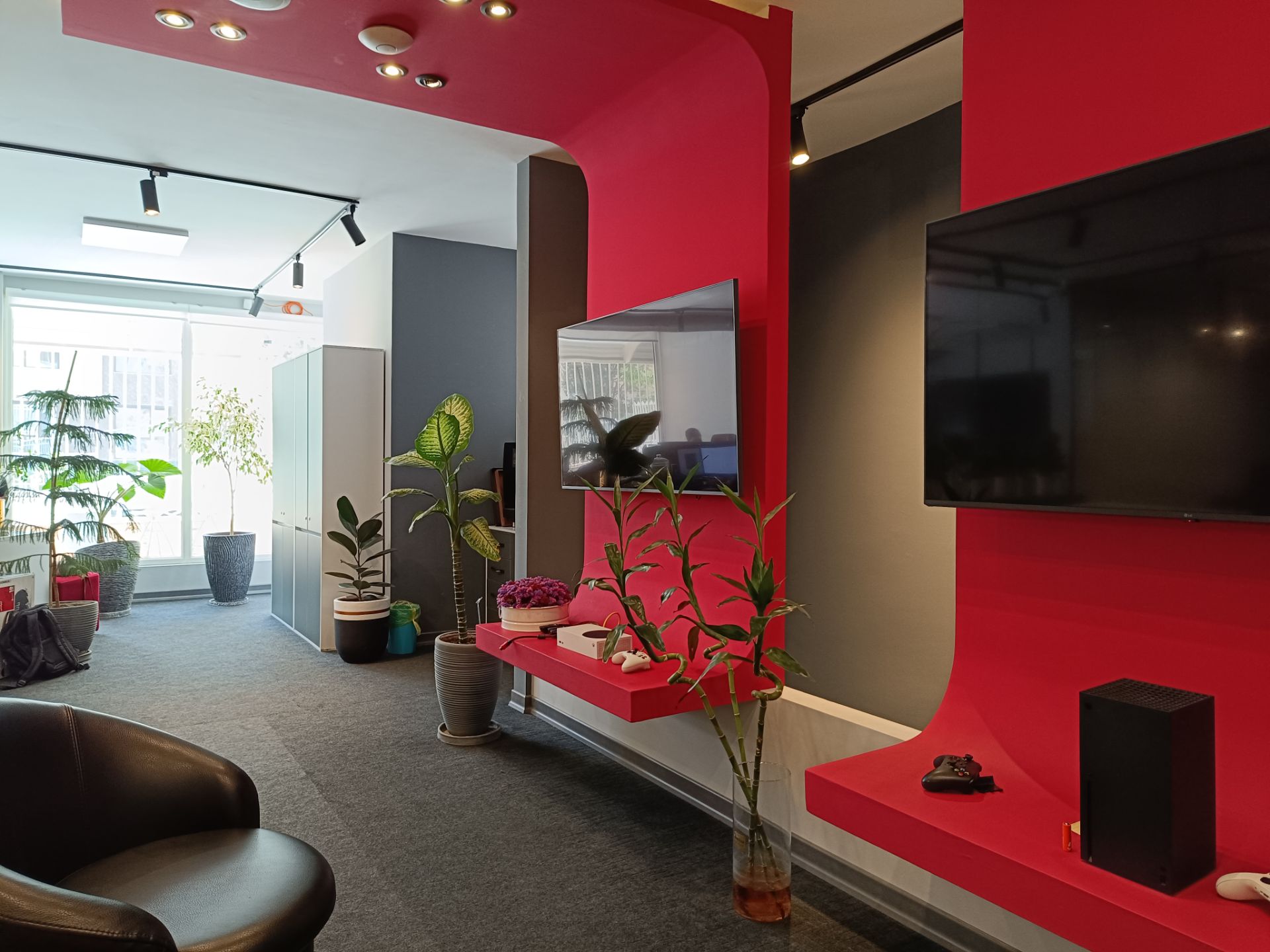 نمونه عکس ثبت شده با دوربین واید ردمی نوت ۱۲ پرو 5G در شرایط نوری چالش‌برانگیز