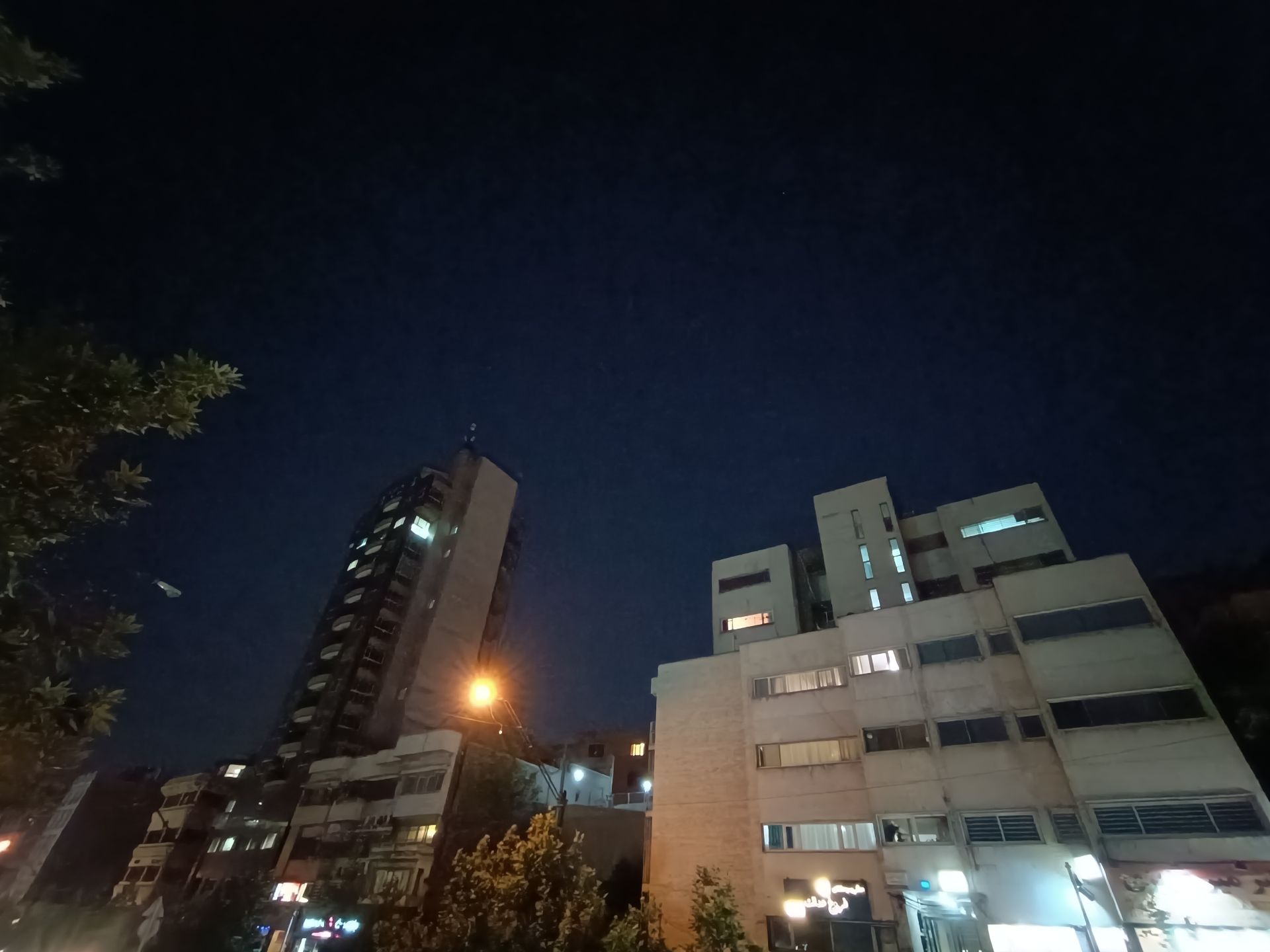 نمونه عکس ثبت شده با ردمی نوت ۱۲ پور پلاس در شب شماره ۱۳