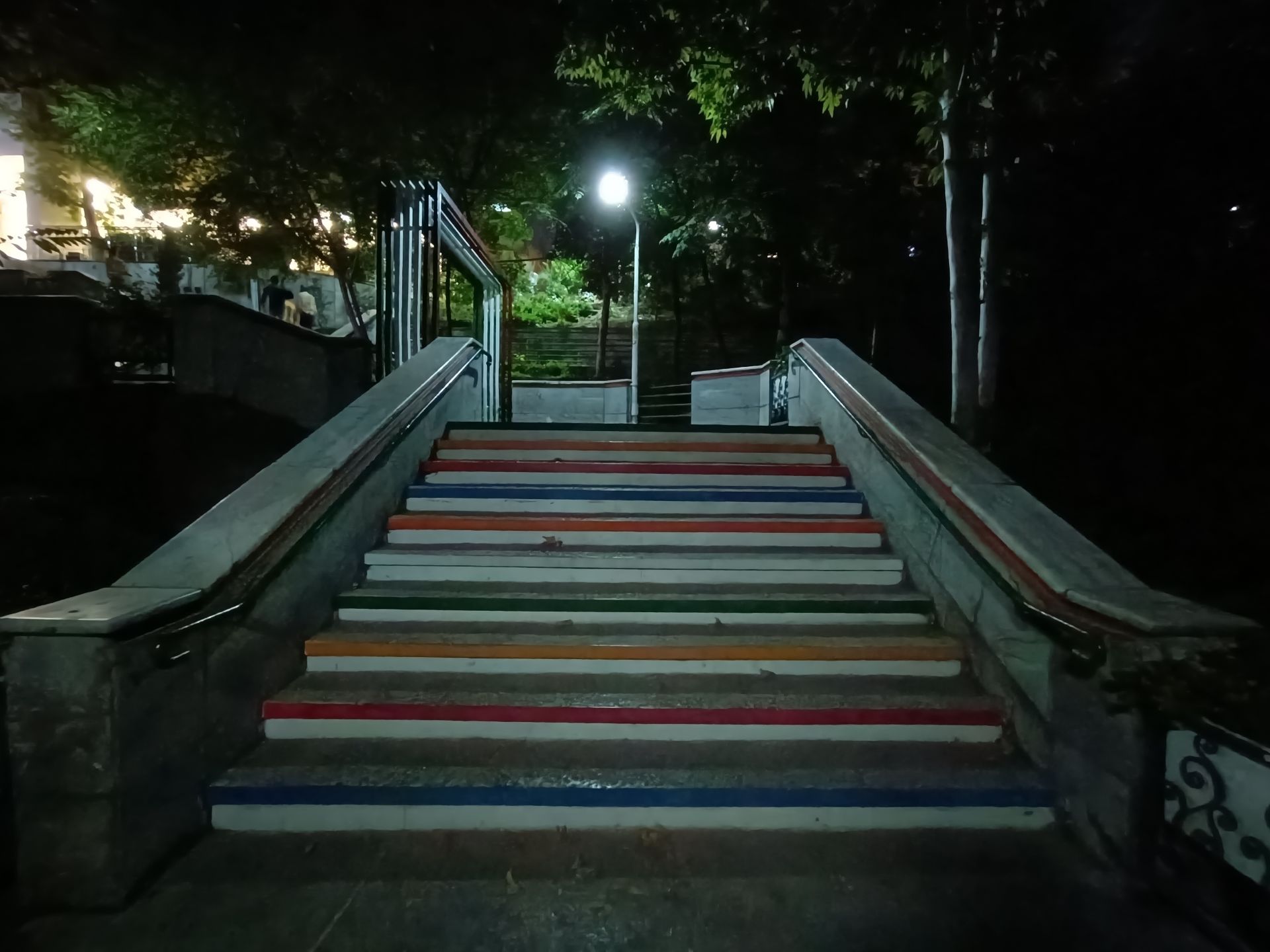 نمونه عکس ثبت شده با ردمی نوت ۱۲ پور پلاس در شب شماره ۱۷