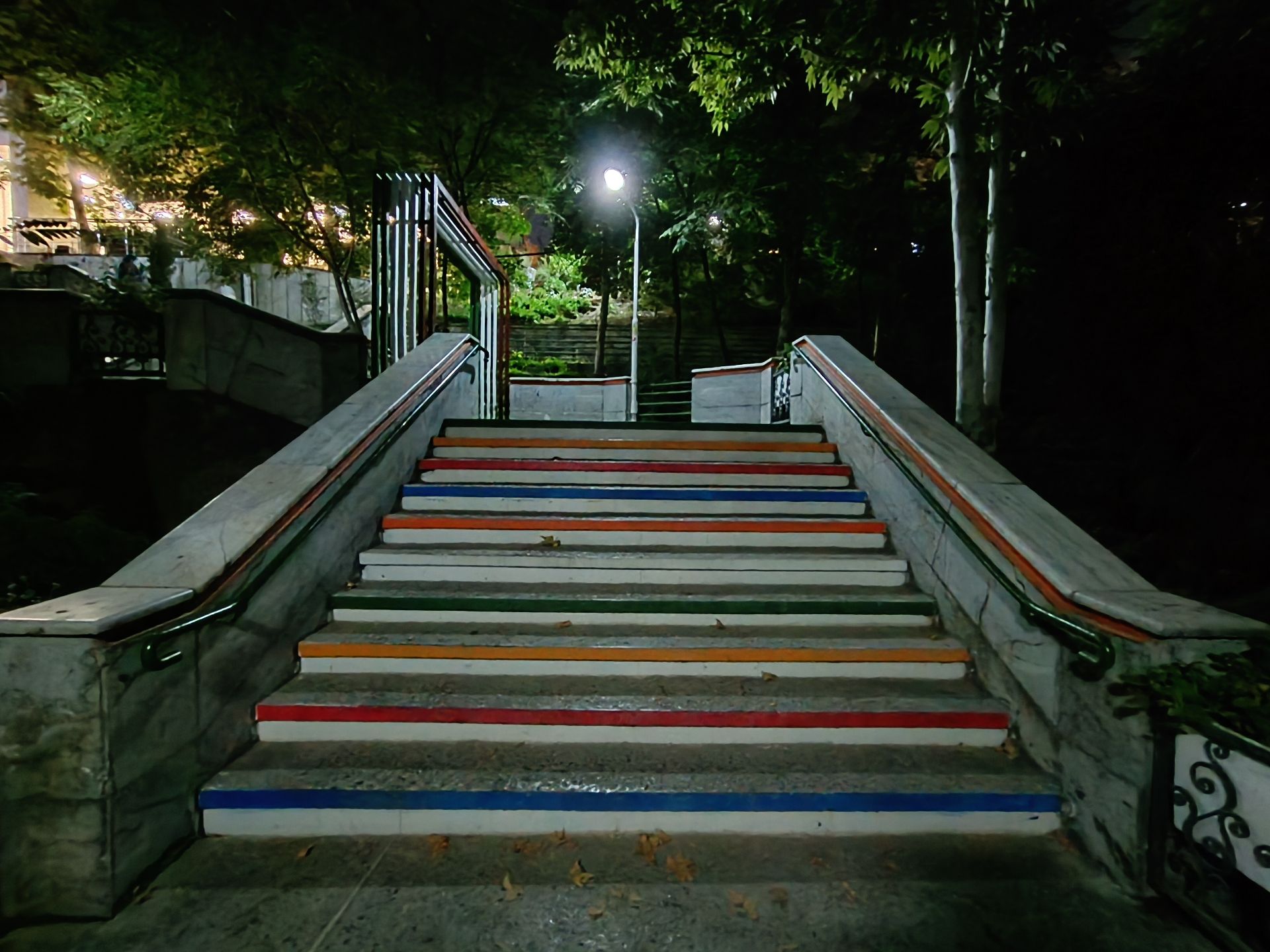 نمونه عکس ثبت شده با ردمی نوت ۱۲ پور پلاس در شب شماره ۱۸