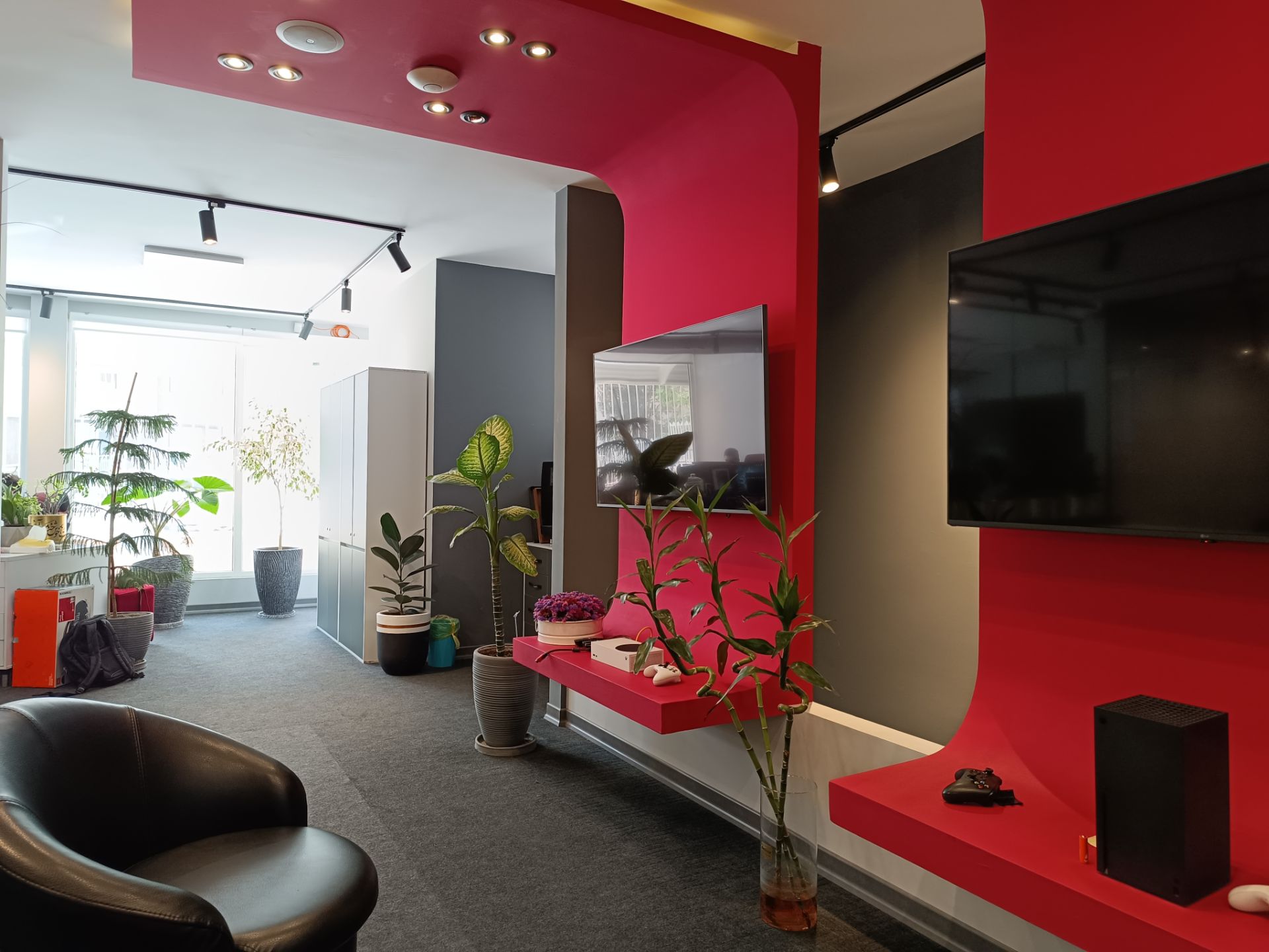 نمونه عکس ثبت شده با دوربین اصلی ردمی نوت ۱۲ پرو پلاس در شرایط نوری چالش‌برانگیز