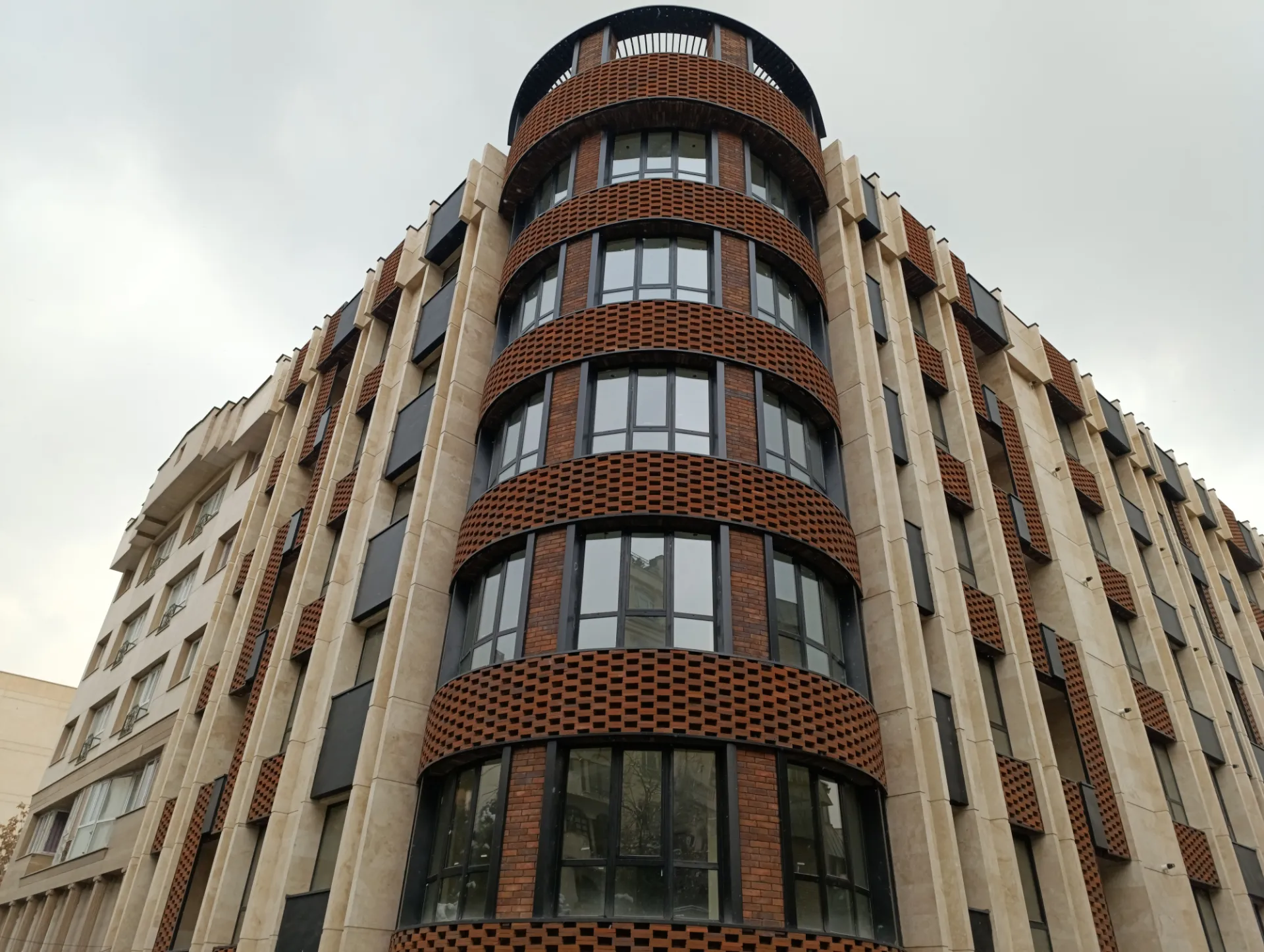 نمونه عکس ردمی نوت ۱۳ پرو 4G از نمای یک ساختمان در حالت ۲۰۰ مگاپیکسلی