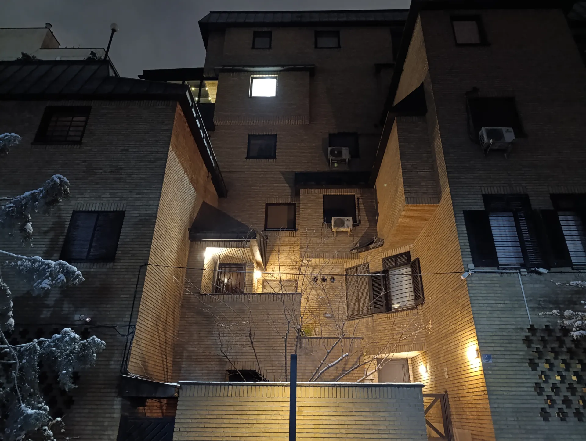 نمونه عکس ردمی نوت ۱۳ پرو 4G در محیط خارجی در شب برفی از نمای چند ساختمان