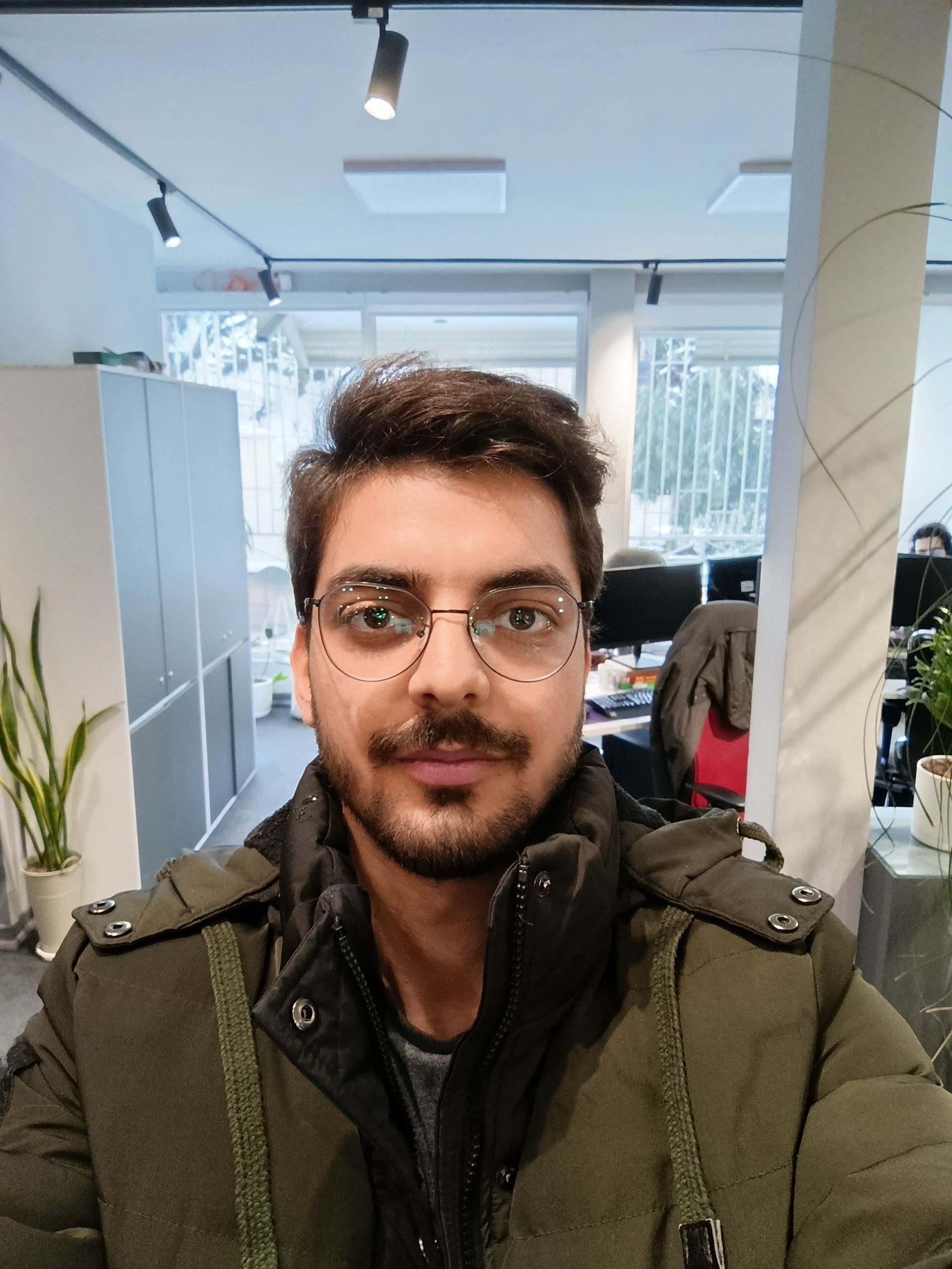 نمونه عکس ردمی نوت ۱۳ پرو 5G در حالت پرتره از یک مرد جوان در یک دفتر کار بدون حالت بوکه