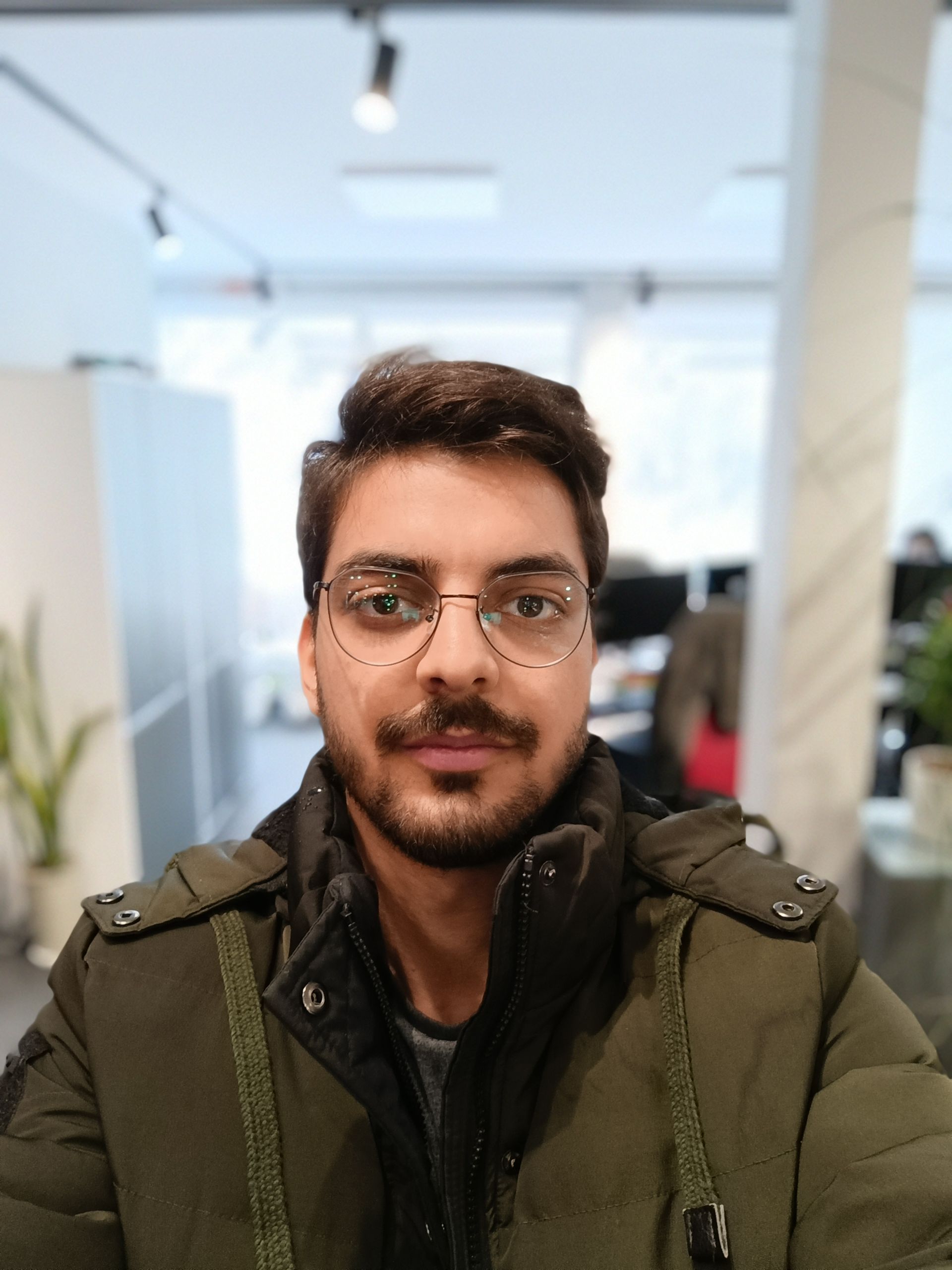 نمونه عکس ردمی نوت ۱۳ پرو 4G در حالت پرتره از یک مرد جوان در یک دفتر کار با حالت بوکه