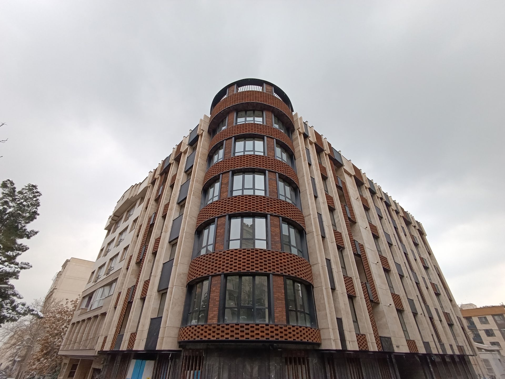 نمونه عکس ردمی نوت ۱۳ پرو 4G با دوربین اولتراواید از نمای یک ساختمان در روز