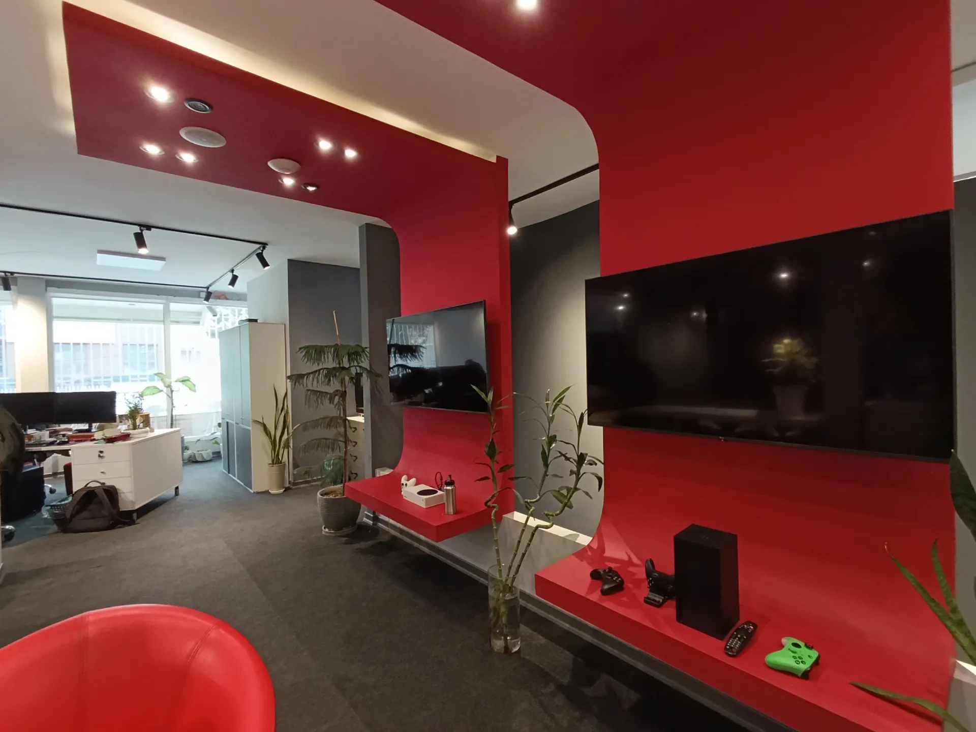 نمونه عکس ردمی نوت ۱۳ پرو 4G با دوربین اولتراواید از یک دفتر کار با دیوارهای قرمز