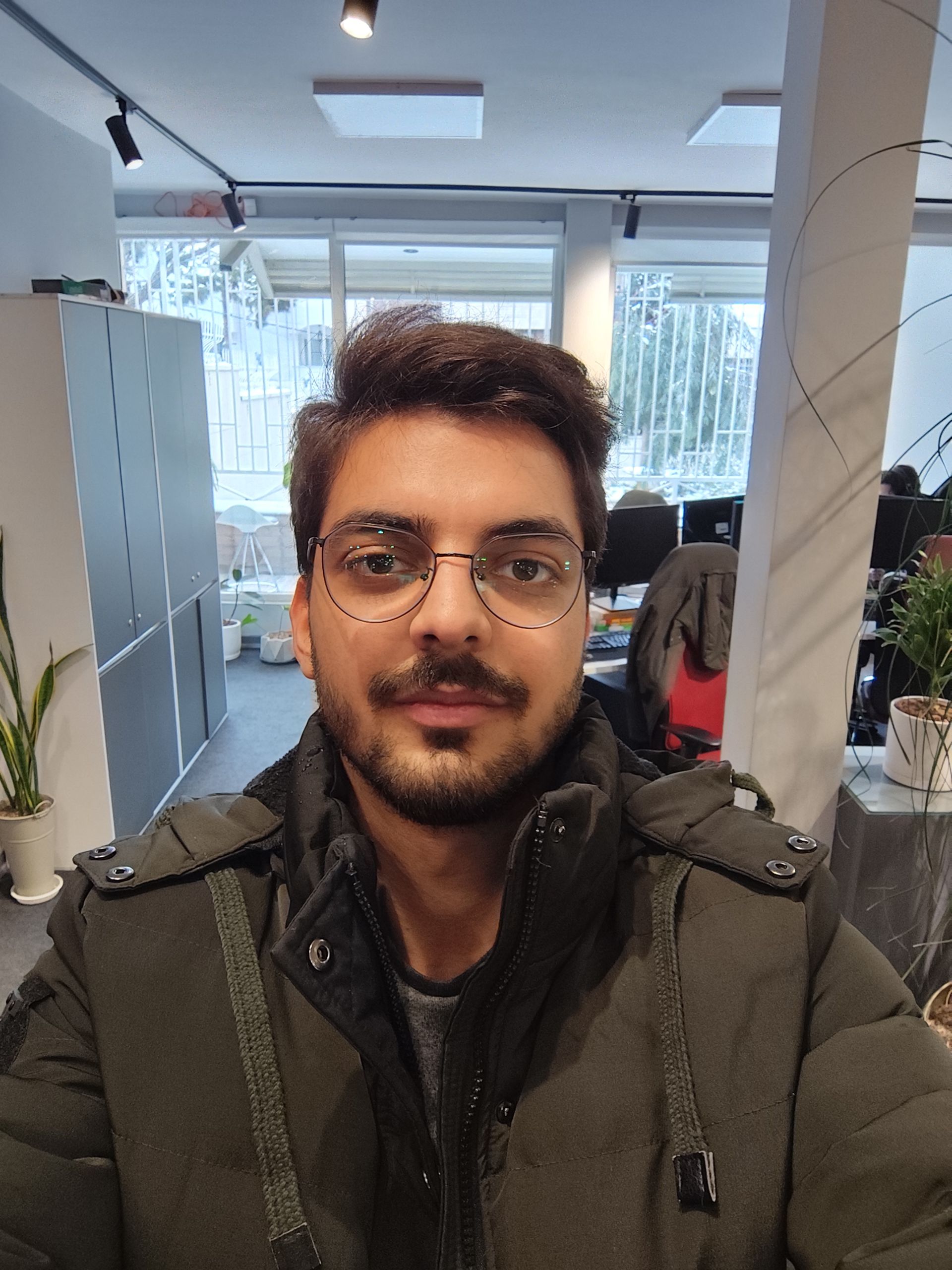 نمونه عکس ردمی نوت ۱۳ پرو 5G از یک مرد جوان بدون در یک دفتر کار حالت بوکه 
