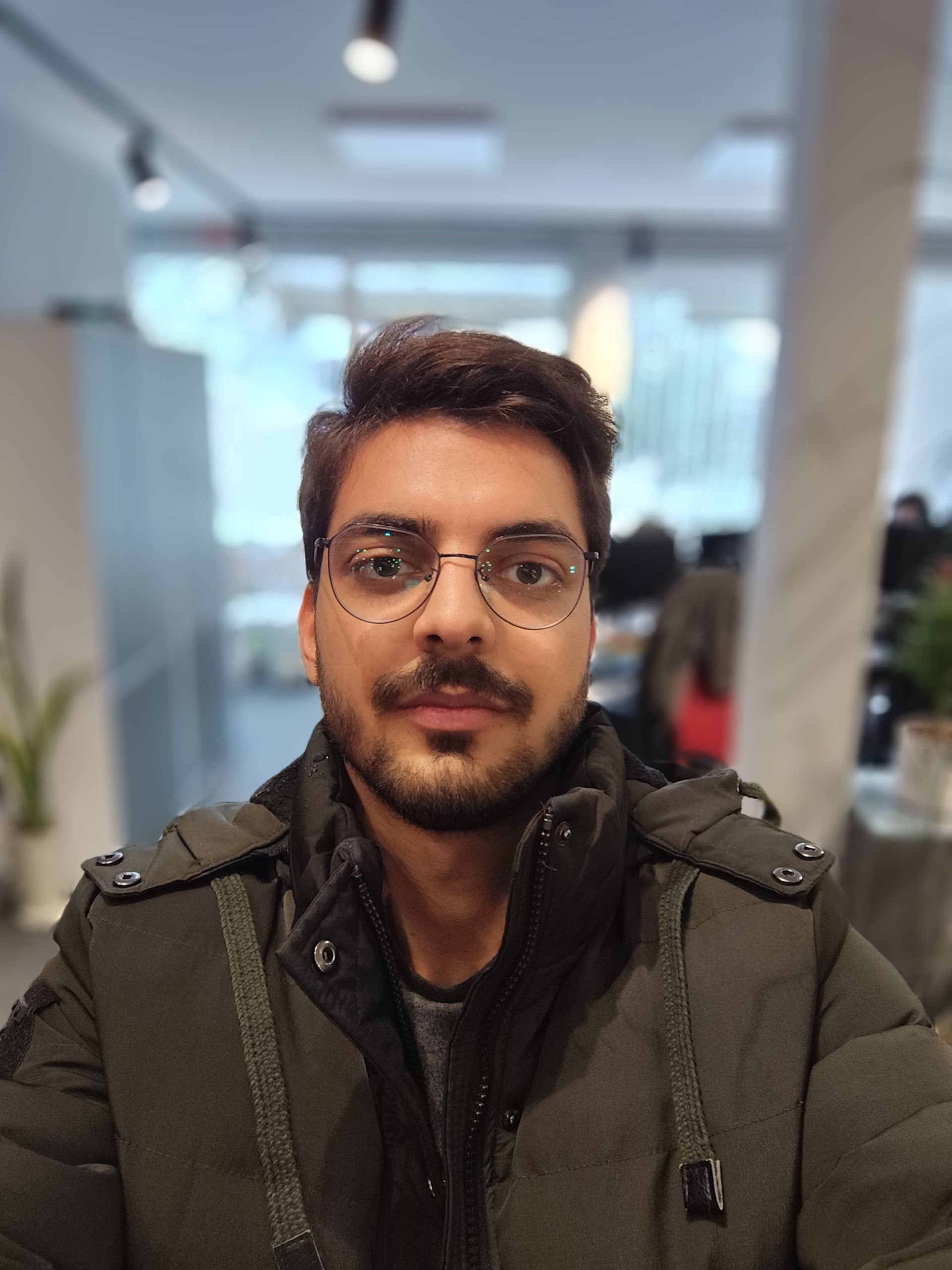 نمونه عکس ردمی نوت ۱۳ پرو 5G در حالت پرتره از یک مرد جوان در یک دفتر کار با حالت بوکه