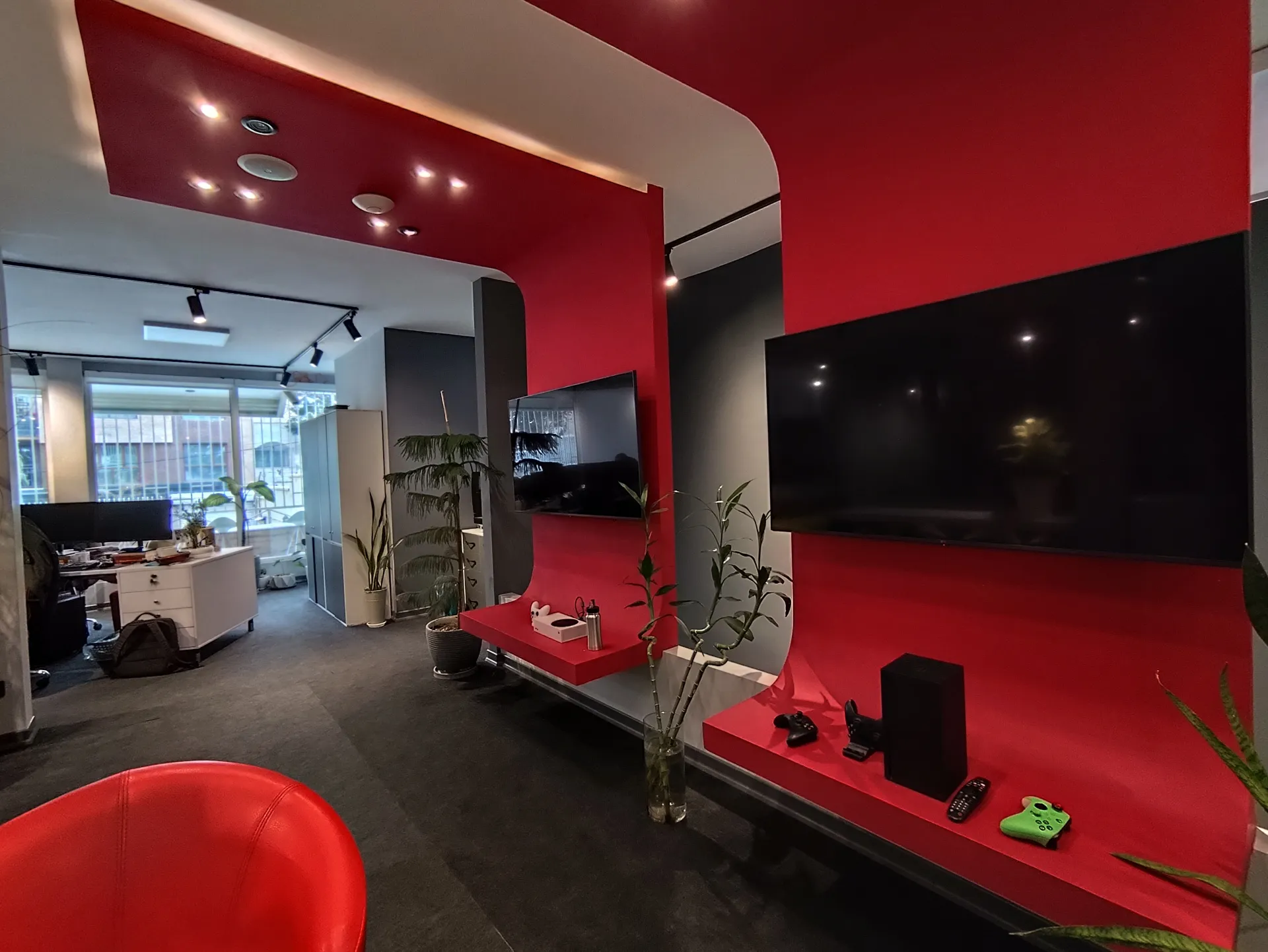 نمونه عکس ردمی نوت ۱۳ پرو 5G با دوربین اولتراواید از یک دفتر کار با دیوارهای قرمز