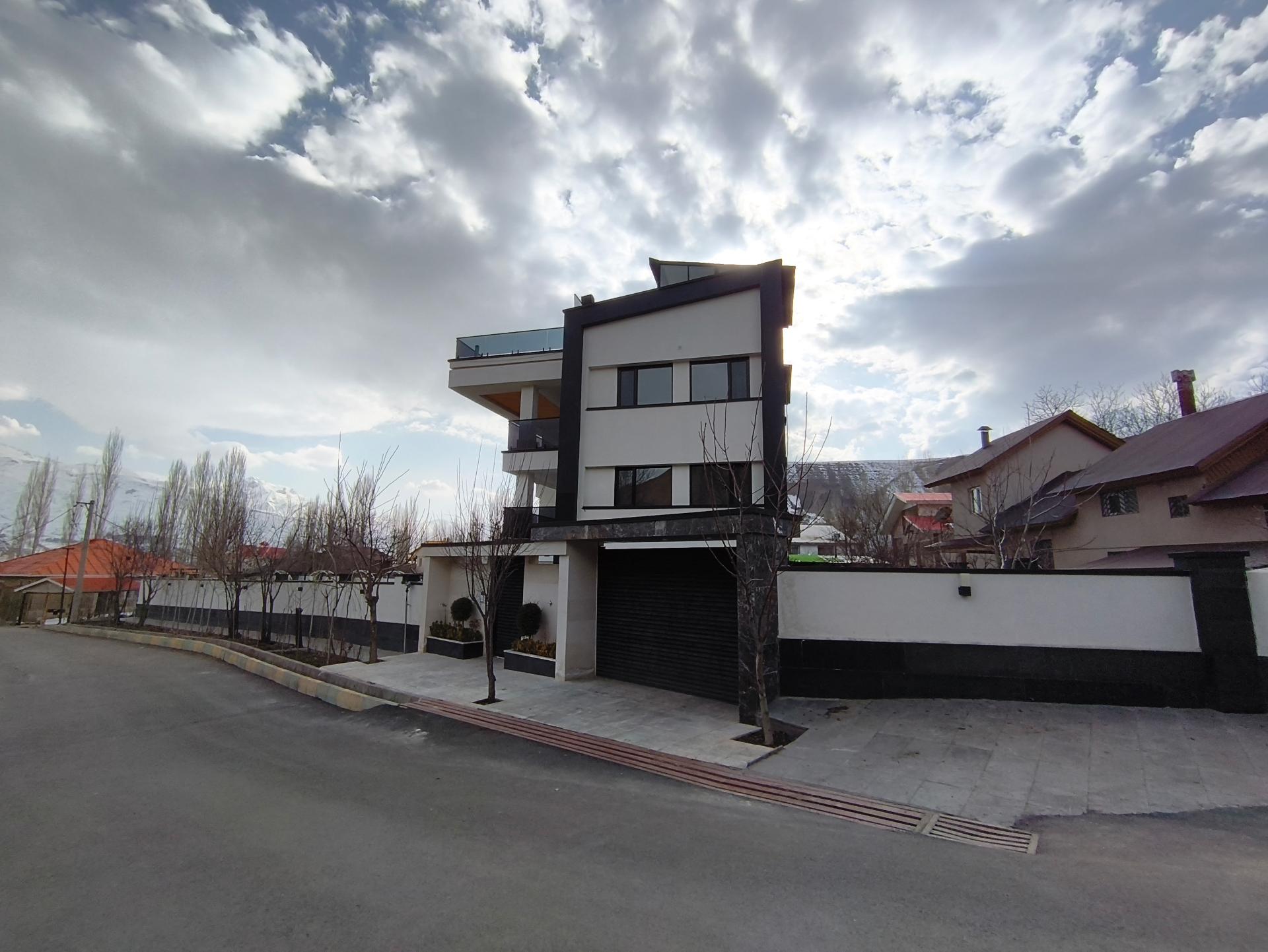 خانه ای با نمای مدرن