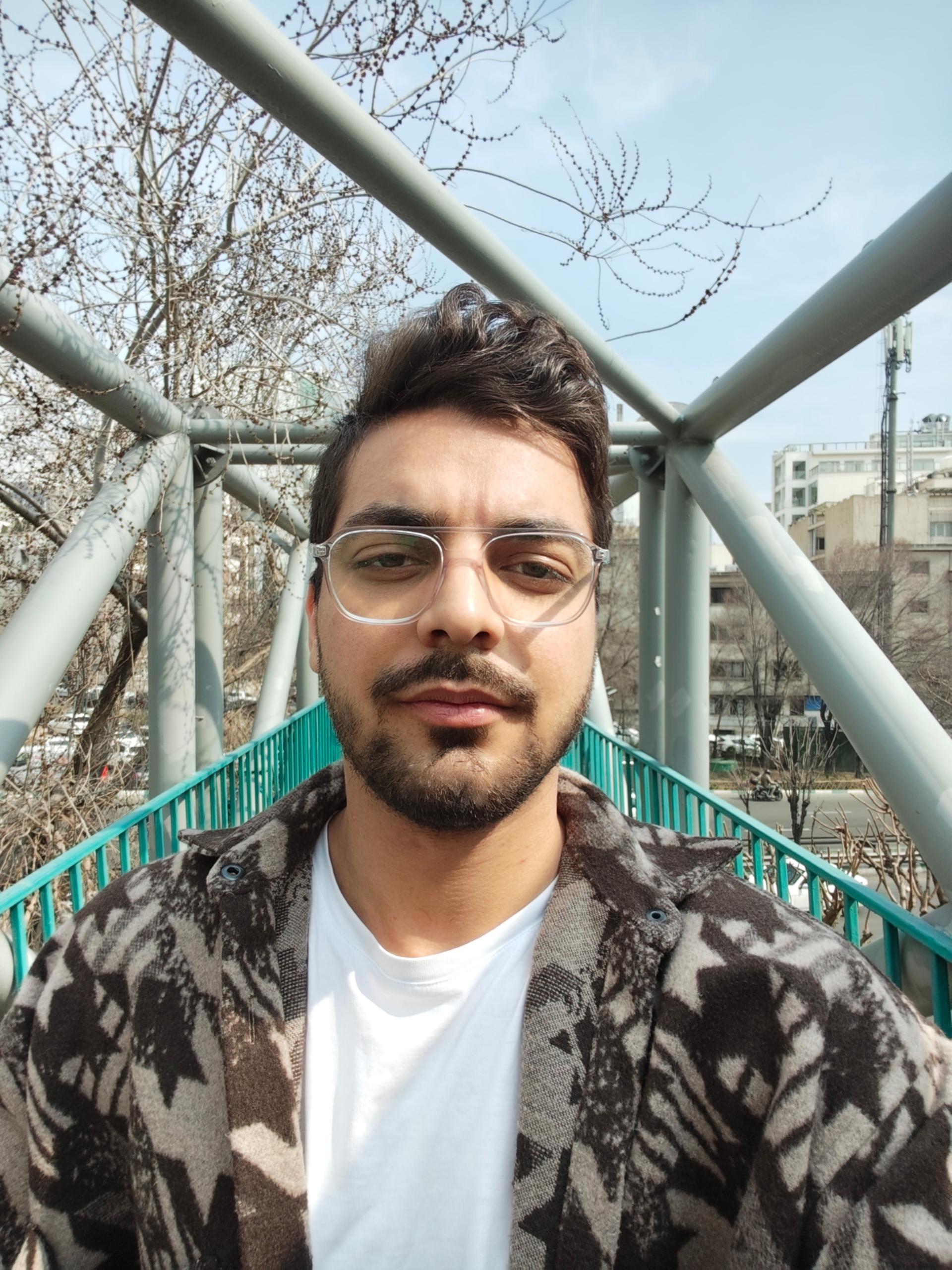 پسری با عینک