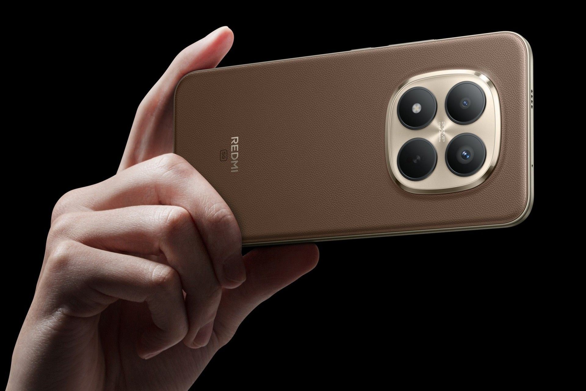 پنل پشت گوشی ردمی نوت ۱۵ پرو پلاس در دست