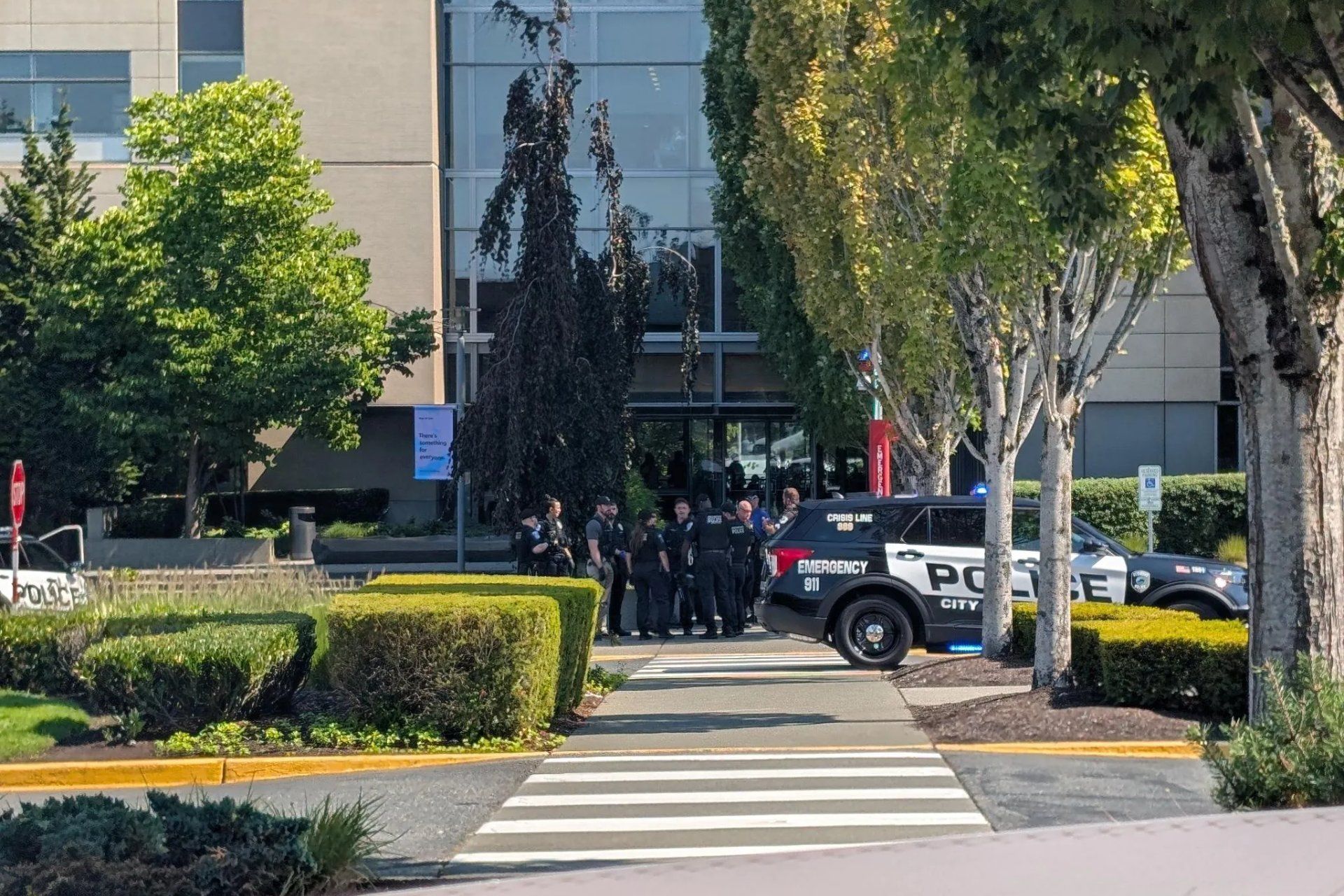 پلیس ردموند مقابل دفتر مایکروسافت