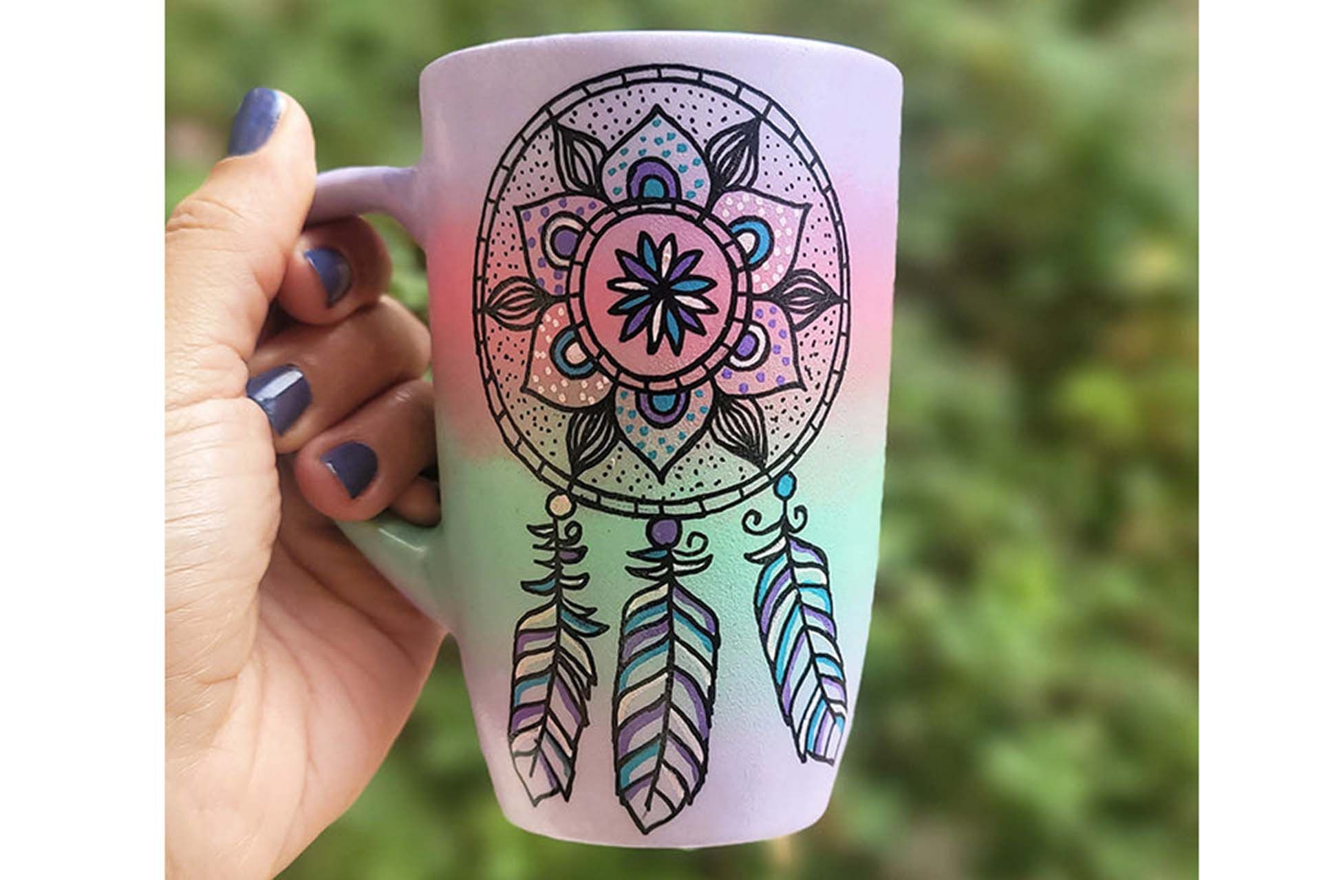 یک ماگ با طراحی روی بدنه