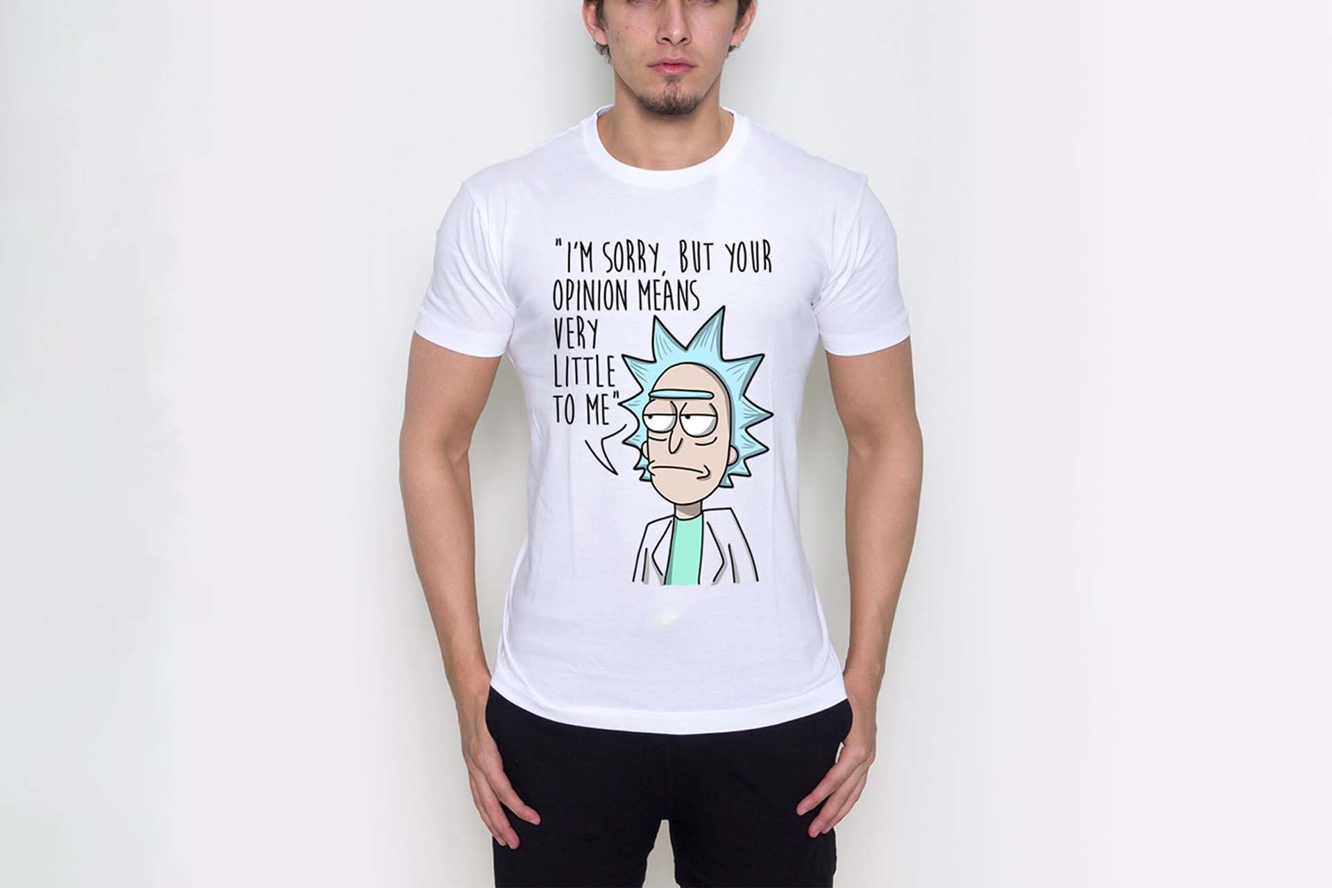 یک مرد با تی شرت ریک و مورتی