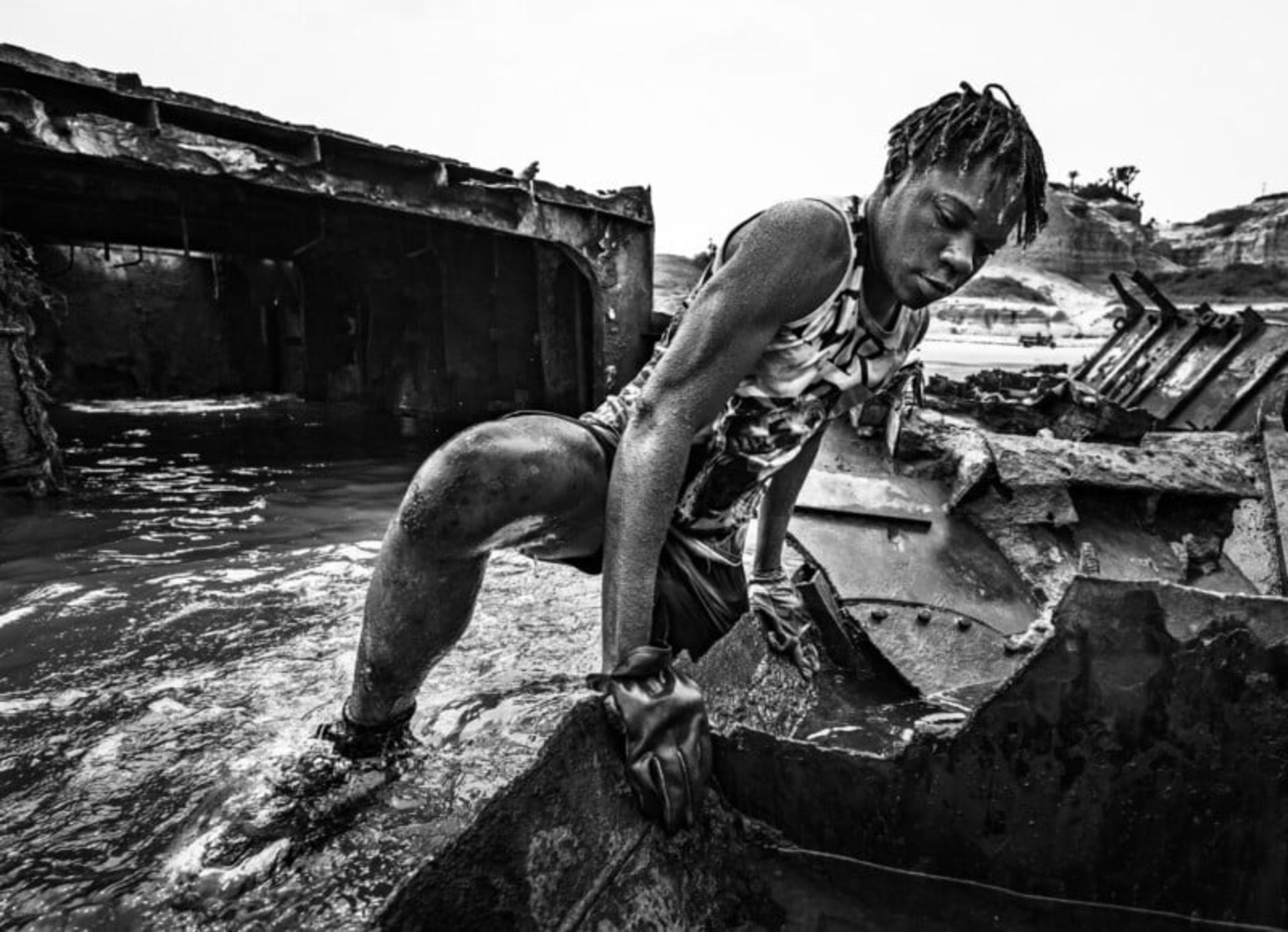 پسر جوان در حال کار در قبرستان کشتی ها آنگولا