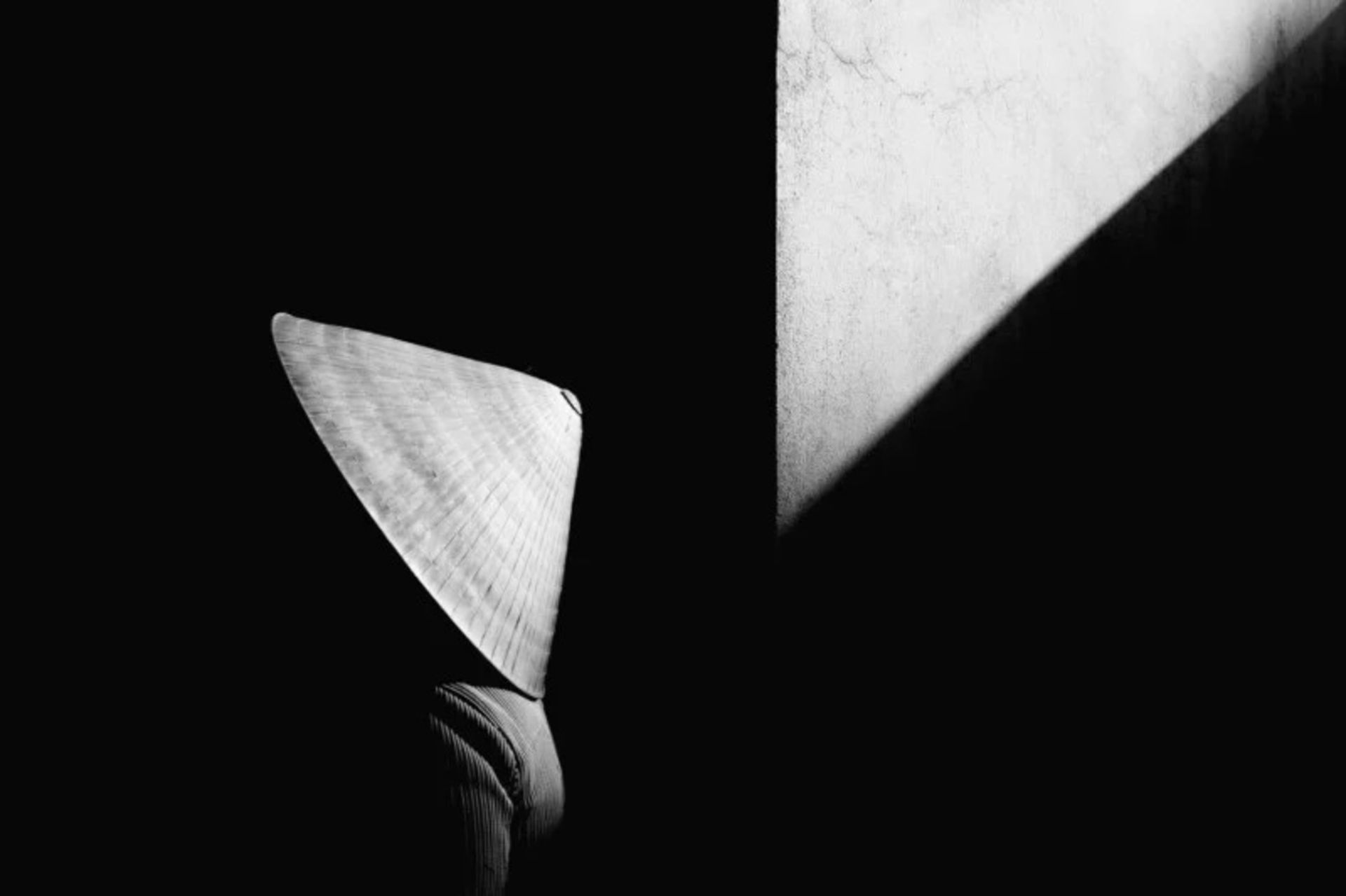 عابری با کلاه چینی