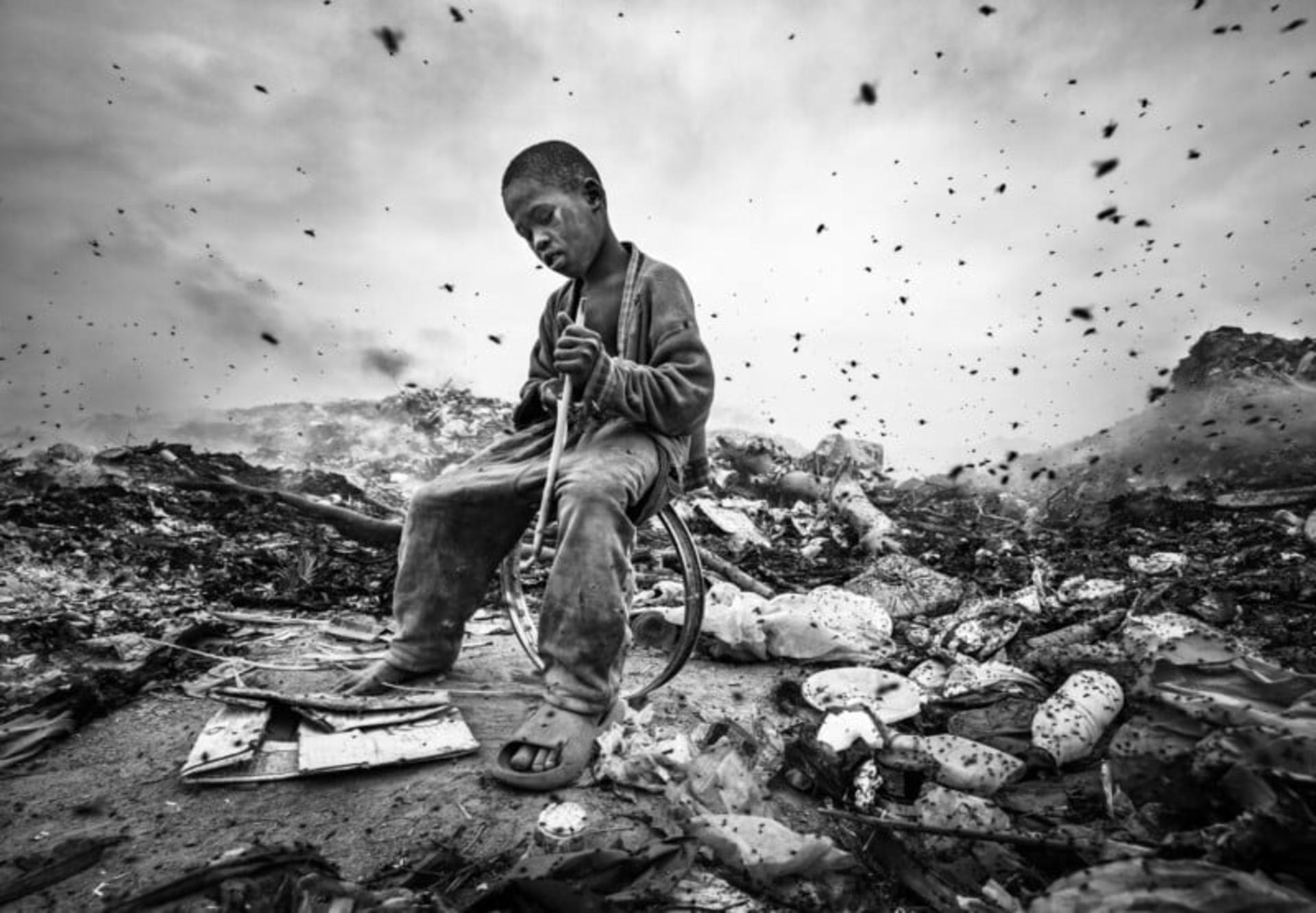 پسر جوان بچه‌کار در قبرستان کشتی‌ها