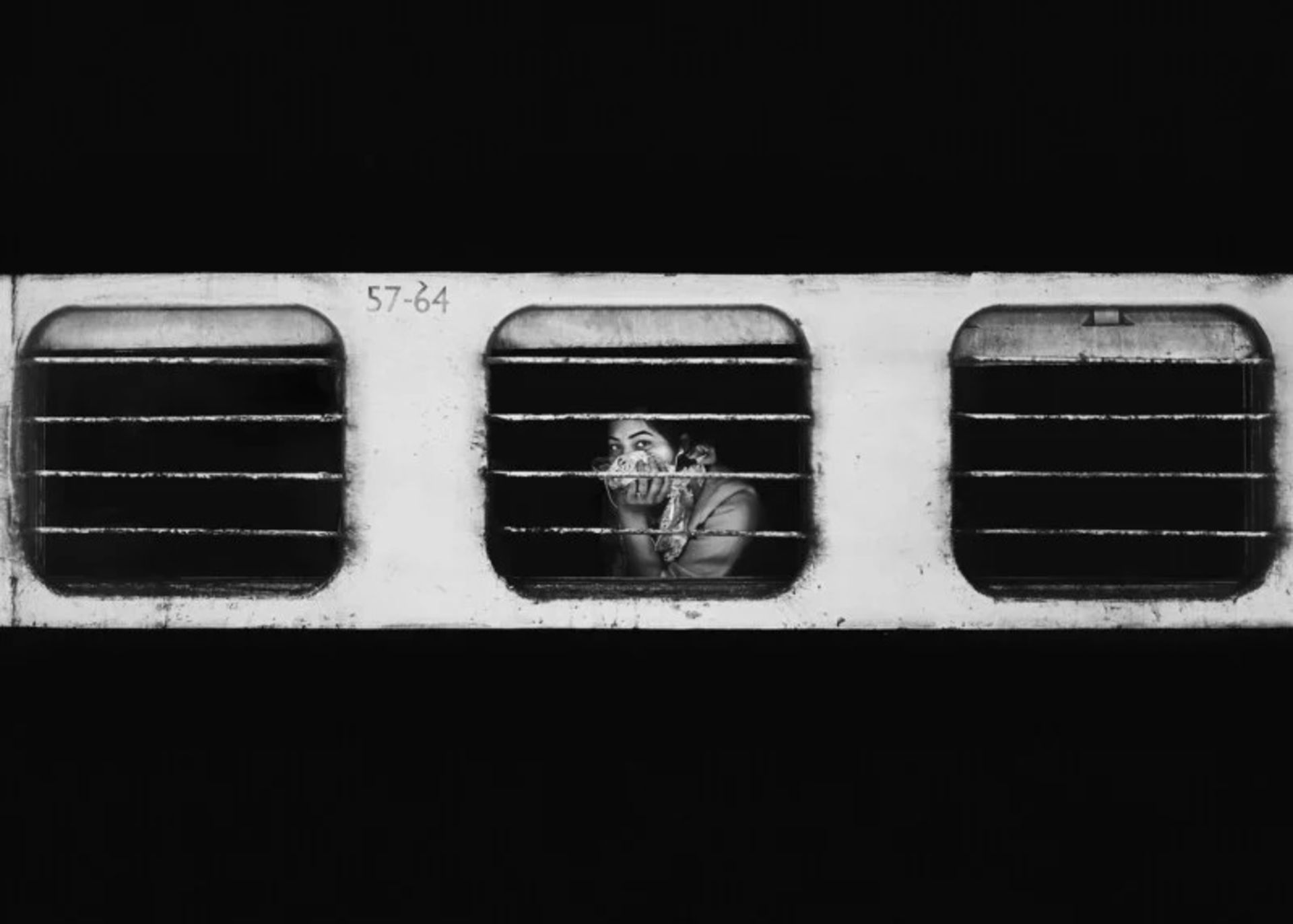 زنی در واگن قطار 