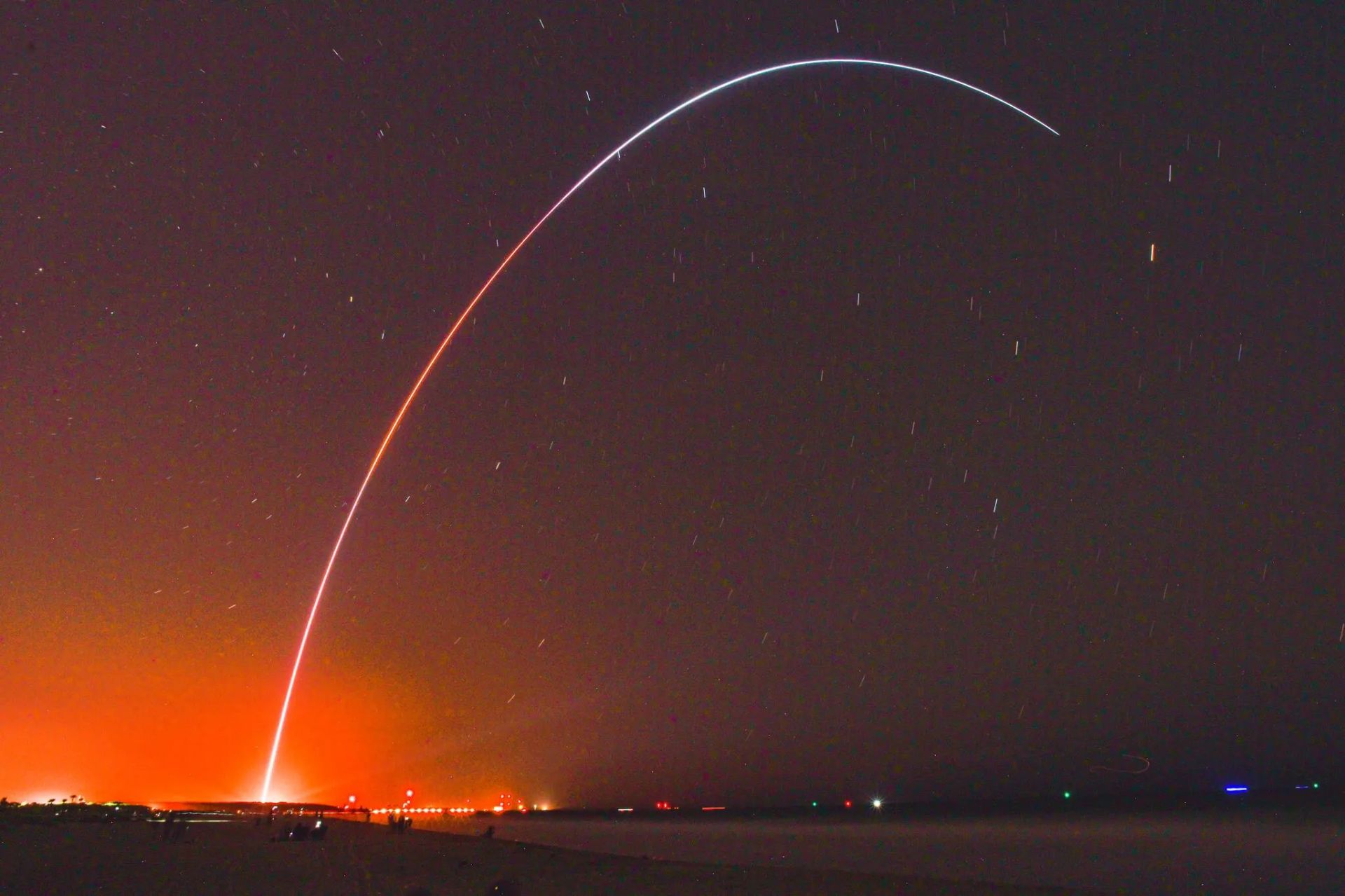 پرواز موشک تران ۱ در آسمان شب‌هنگام فلوریدا