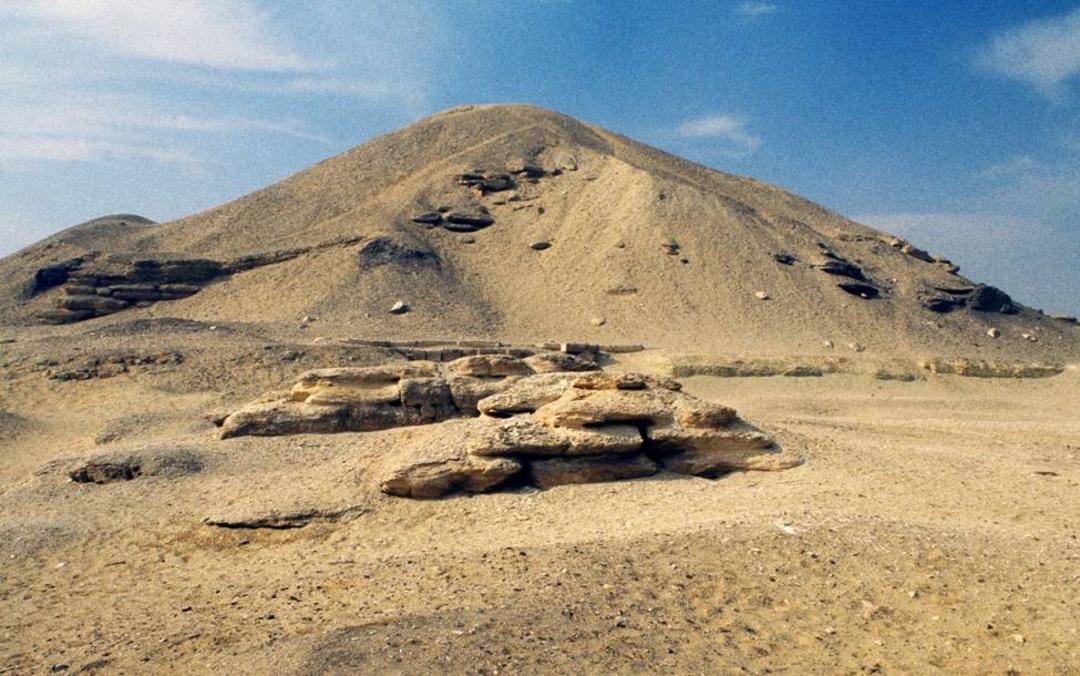 بقایای هرم امنمحات یکم در اللشت