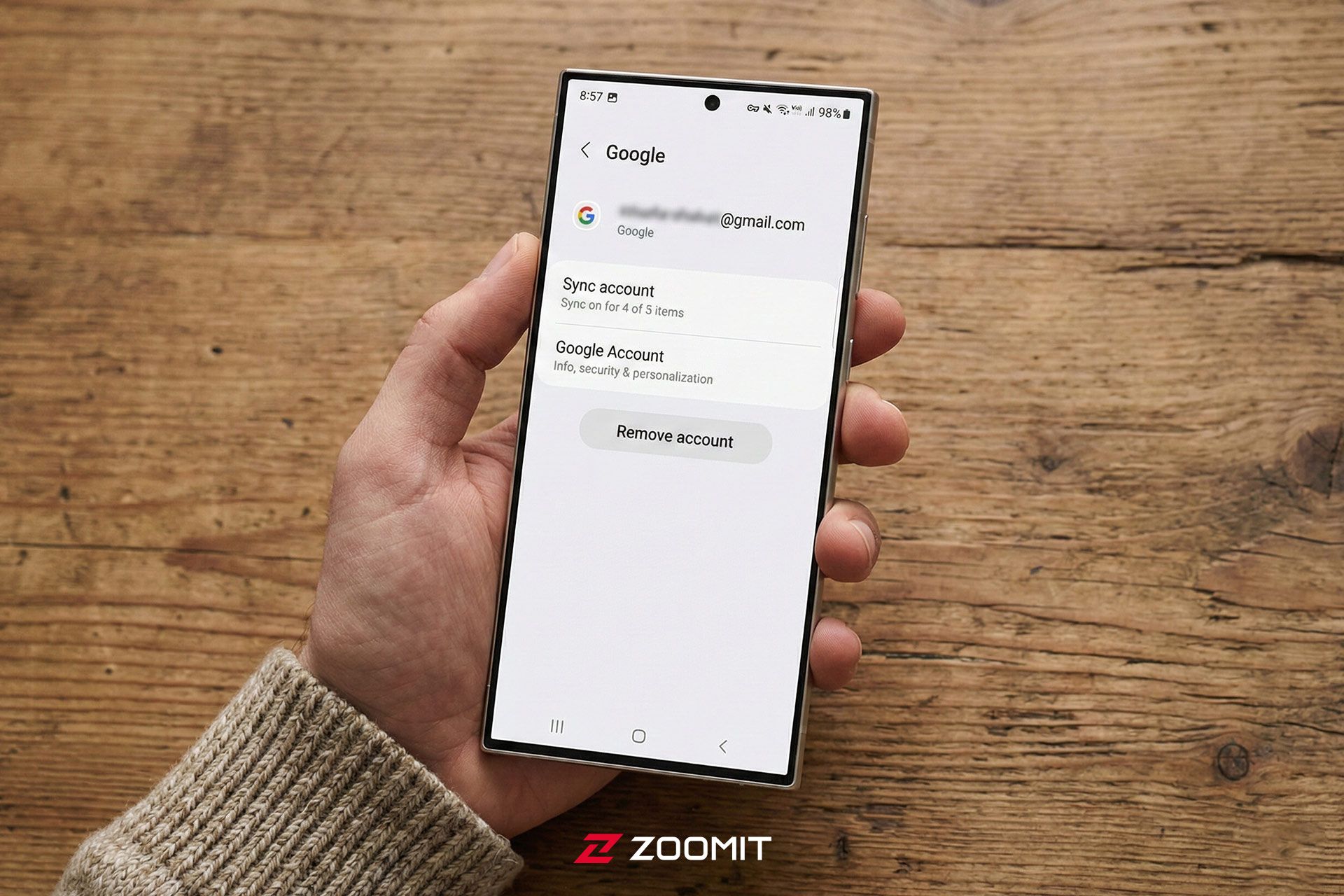 گوشی سامسونگ در دست یک شخص