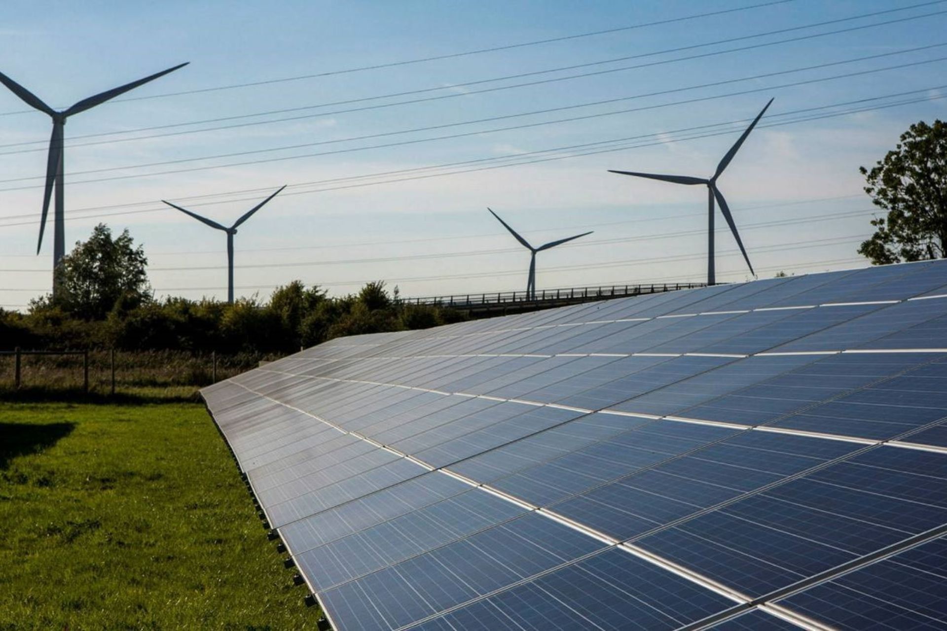 پنل خورشیدی و توربین بادی